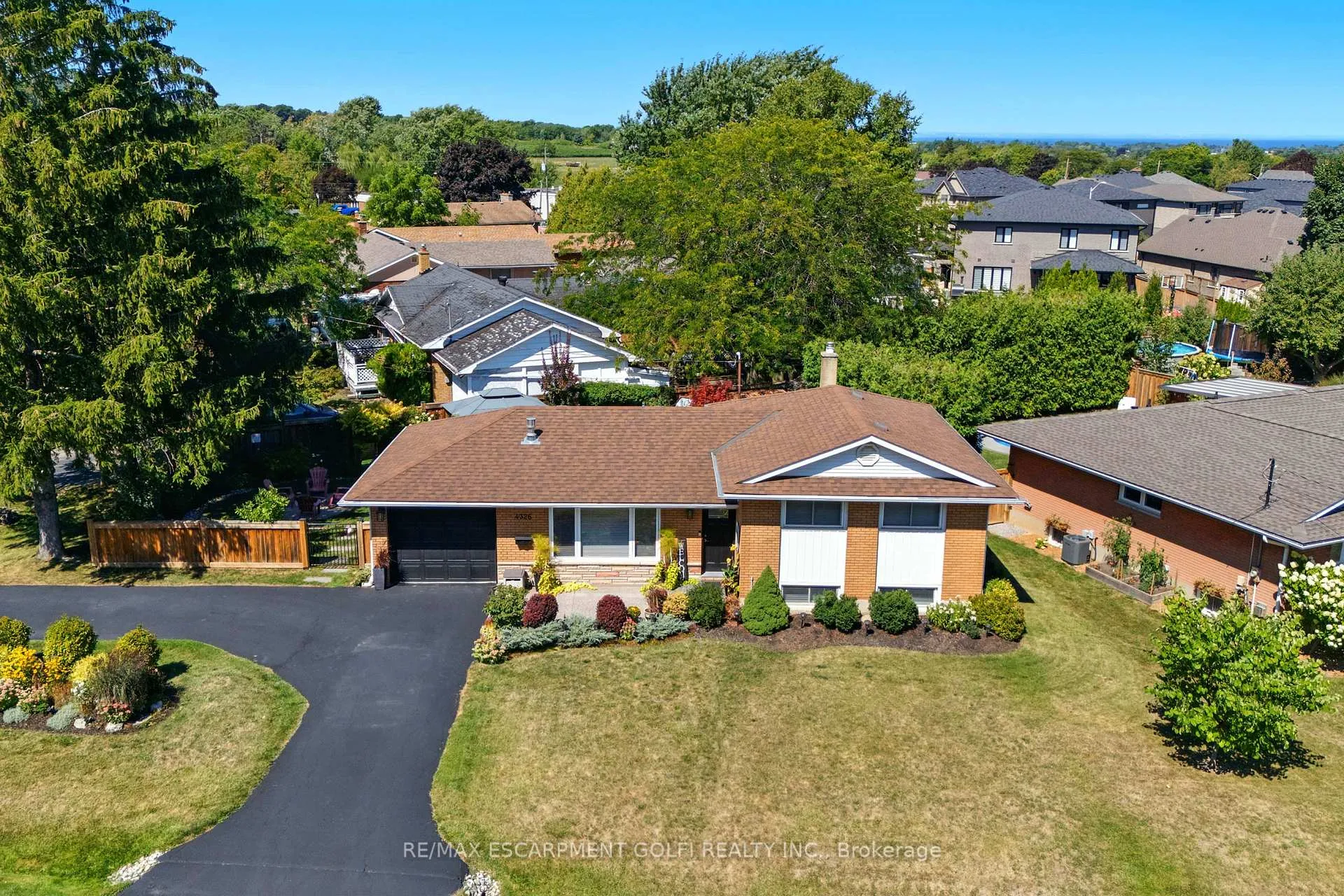 Photo 2 of 4326 Hillview Drive, Lincoln, Beamsville — HOMEH