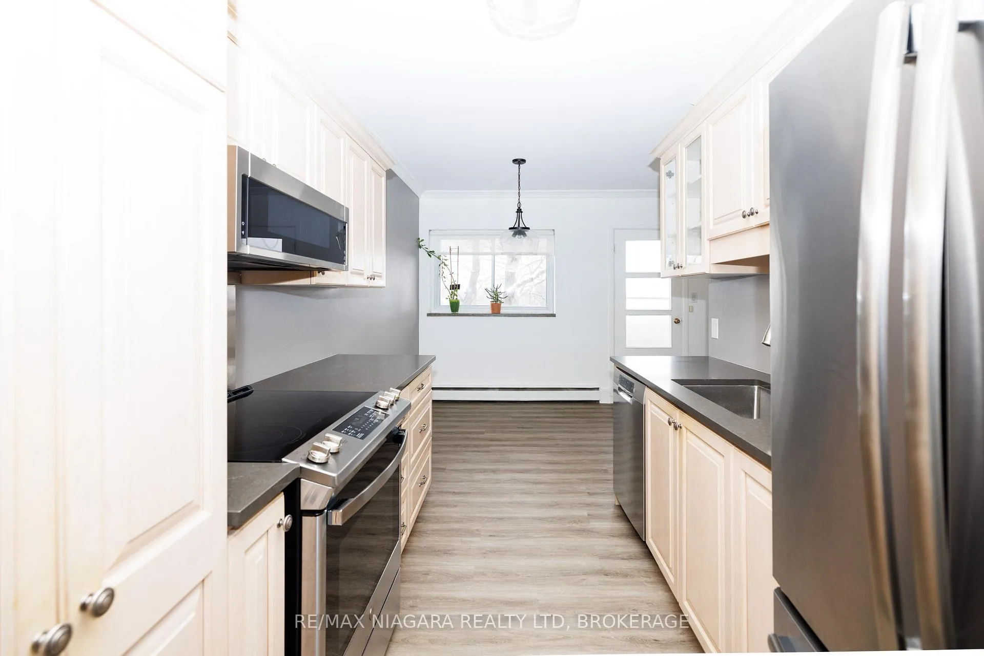 Photo 2 of Unit 404, 14 Norris Place, St. Catharines, Downtown — HOMEH