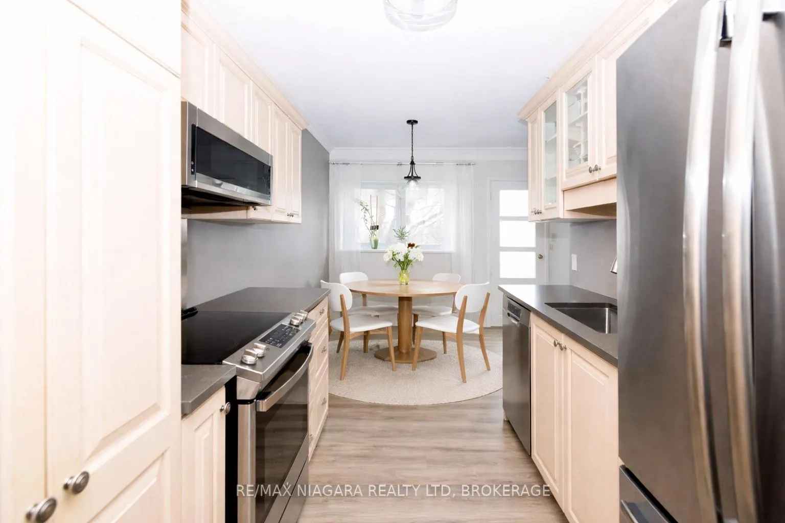 Photo 3 of Unit 404, 14 Norris Place, St. Catharines, Downtown — HOMEH