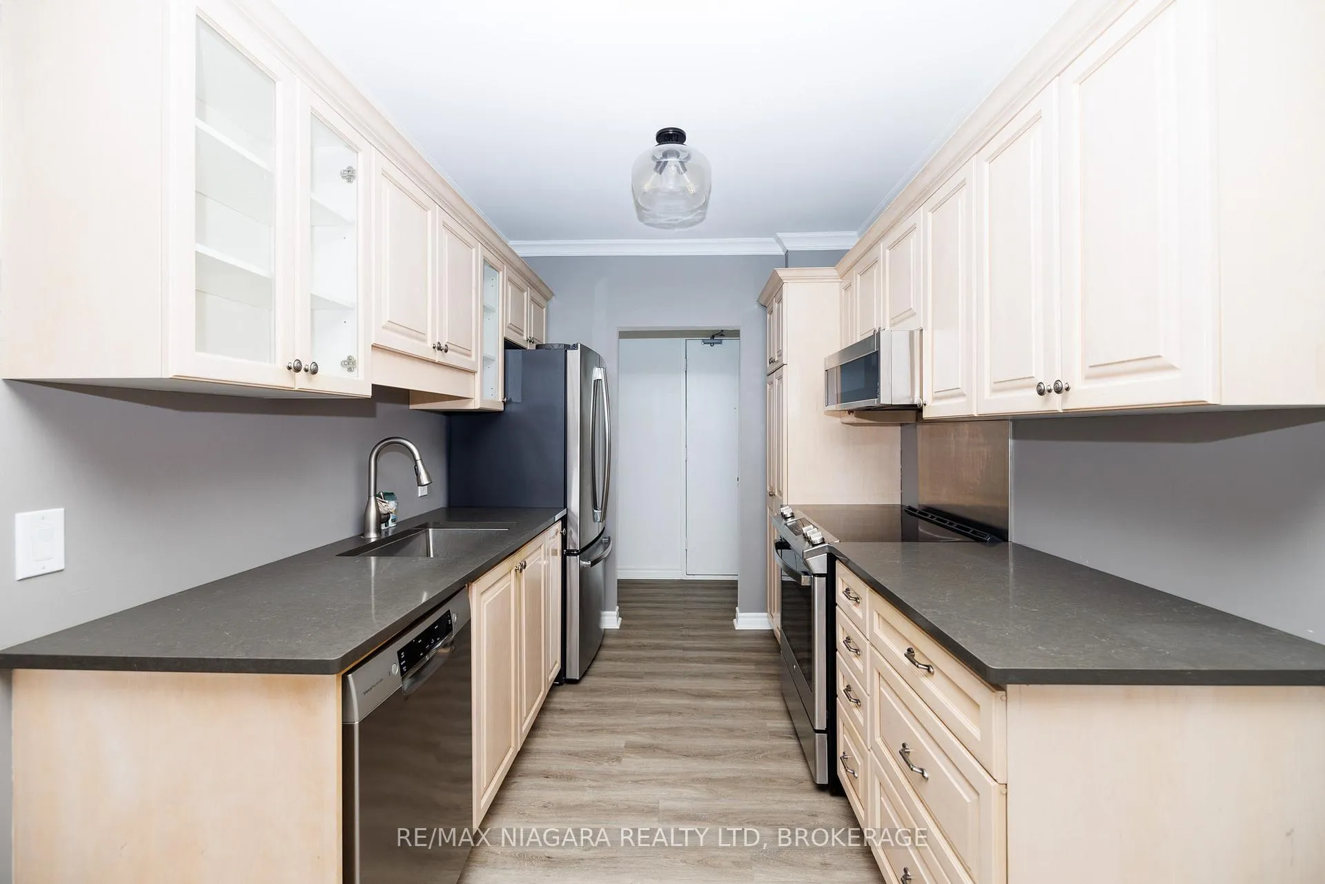 Photo 4 of Unit 404, 14 Norris Place, St. Catharines, Downtown — HOMEH