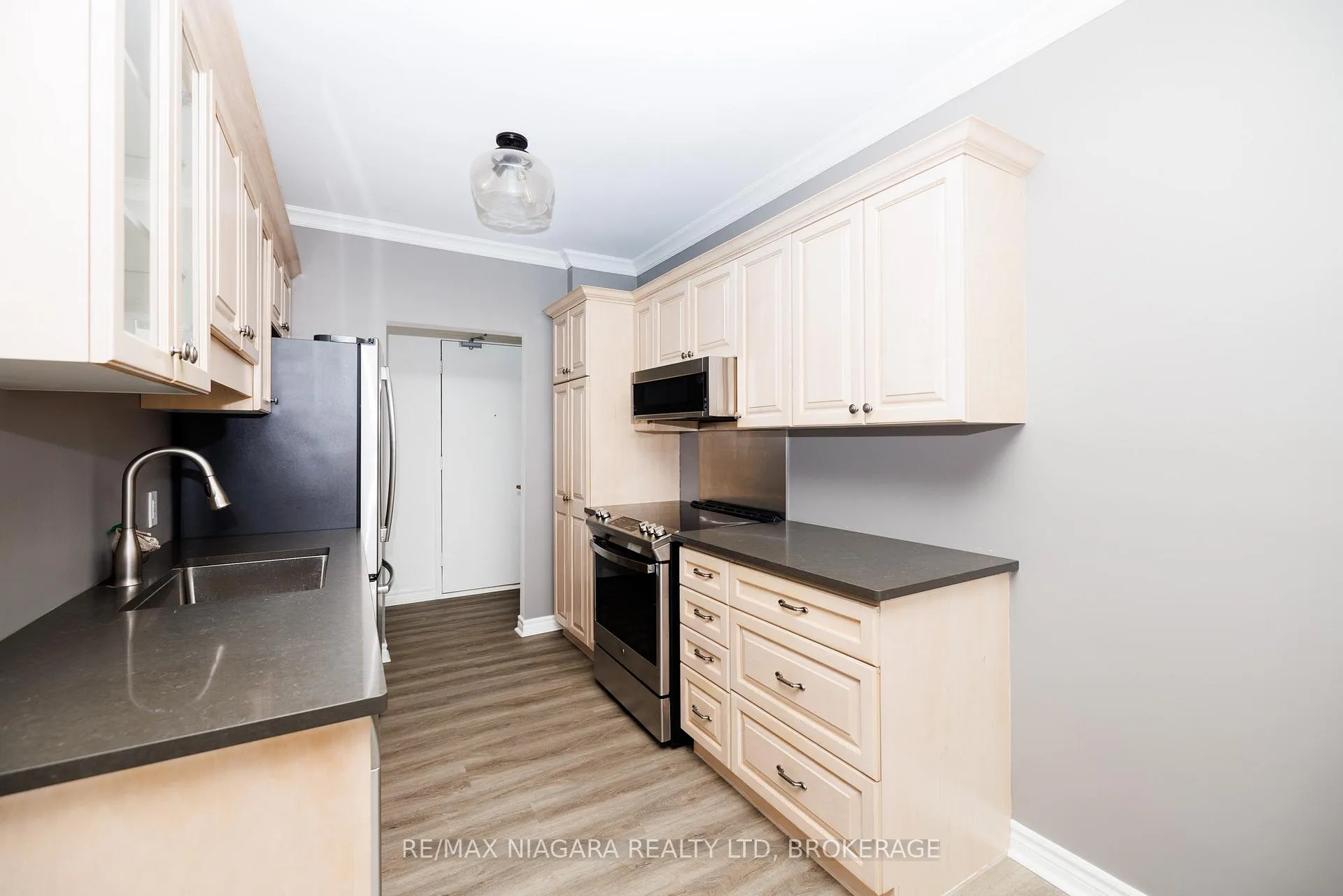 Photo 5 of Unit 404, 14 Norris Place, St. Catharines, Downtown — HOMEH