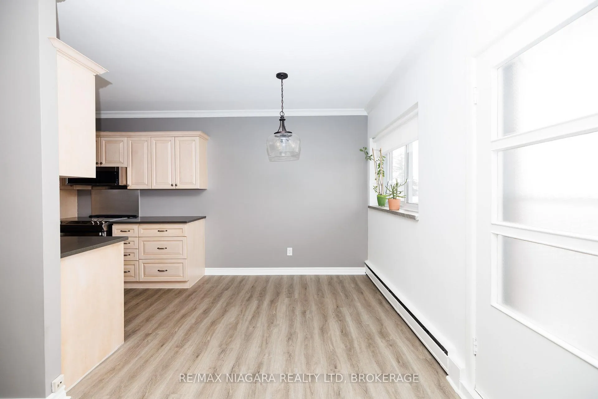 Photo 6 of Unit 404, 14 Norris Place, St. Catharines, Downtown — HOMEH
