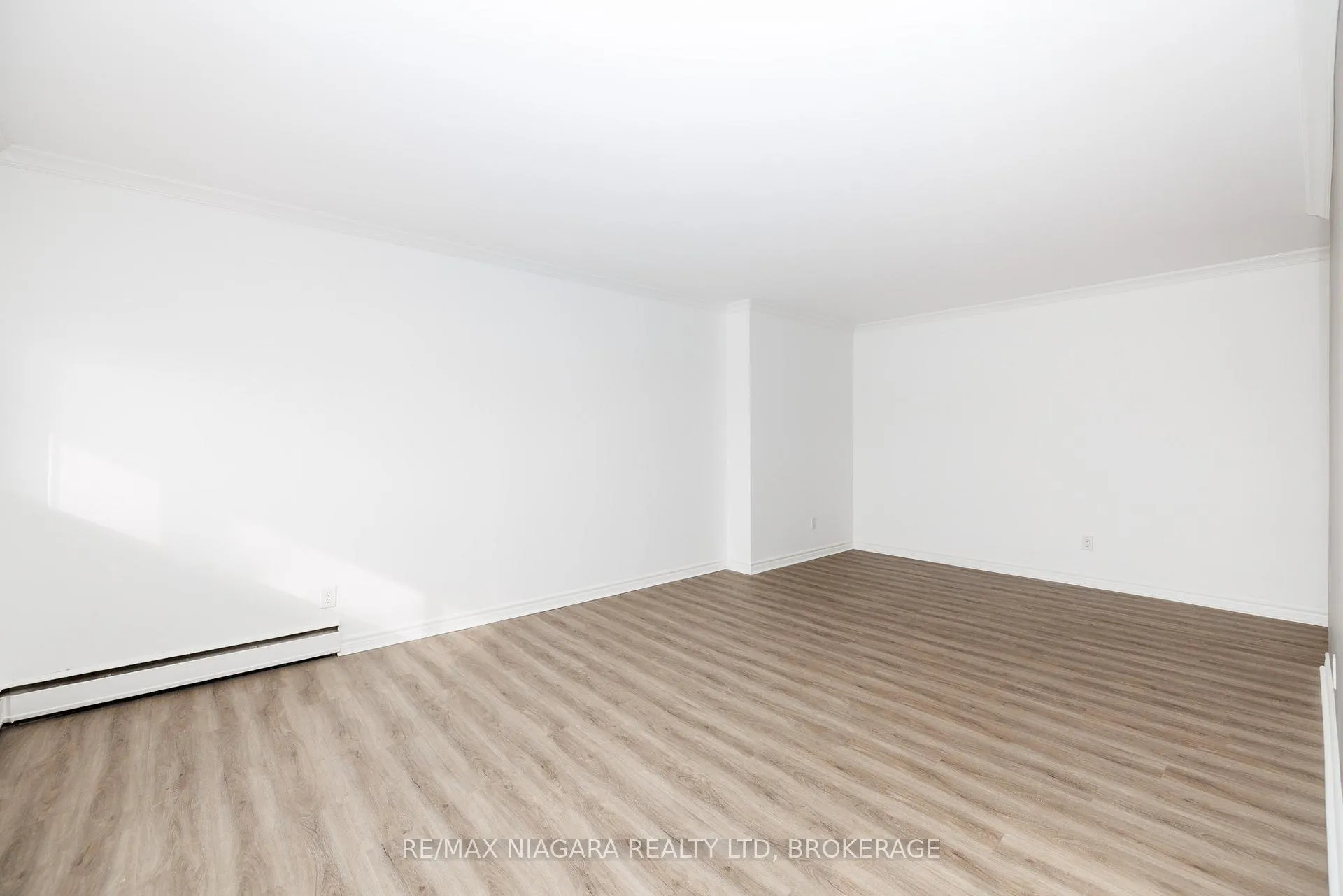 Photo 8 of Unit 404, 14 Norris Place, St. Catharines, Downtown — HOMEH