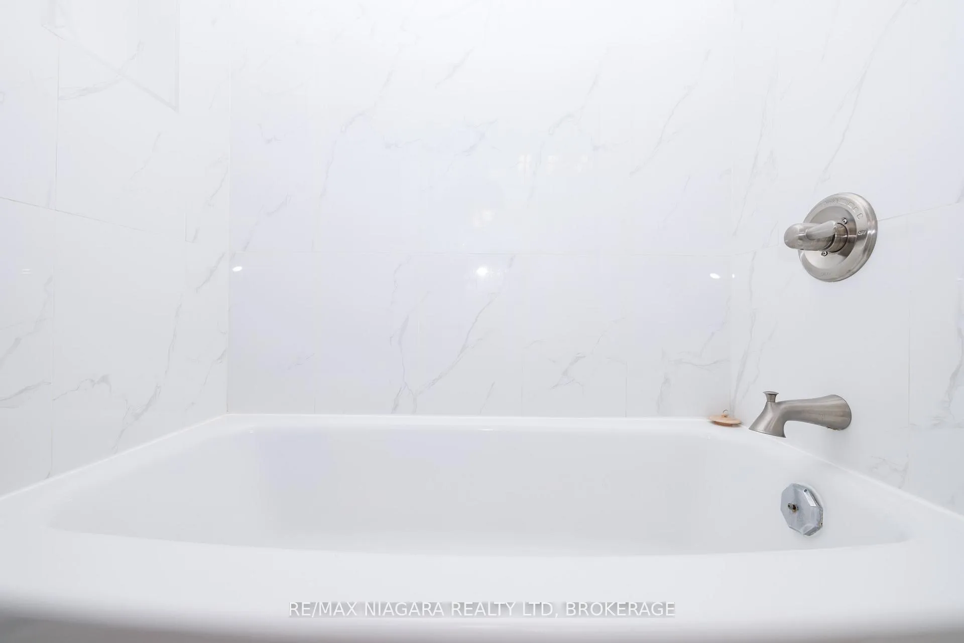 Photo 14 of Unit 404, 14 Norris Place, St. Catharines, Downtown — HOMEH