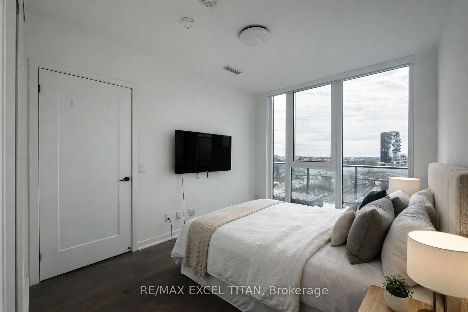 Photo 5 of Unit 1108, 5 Defries Street, Toronto, Regent Park — HOMEH