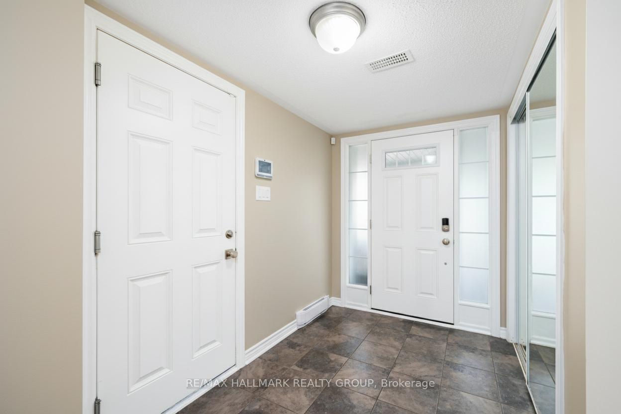Photo 3 of 601 Foxlight Circle, Ottawa, Kanata - Emerald Meadows/Trailwest — HOMEH