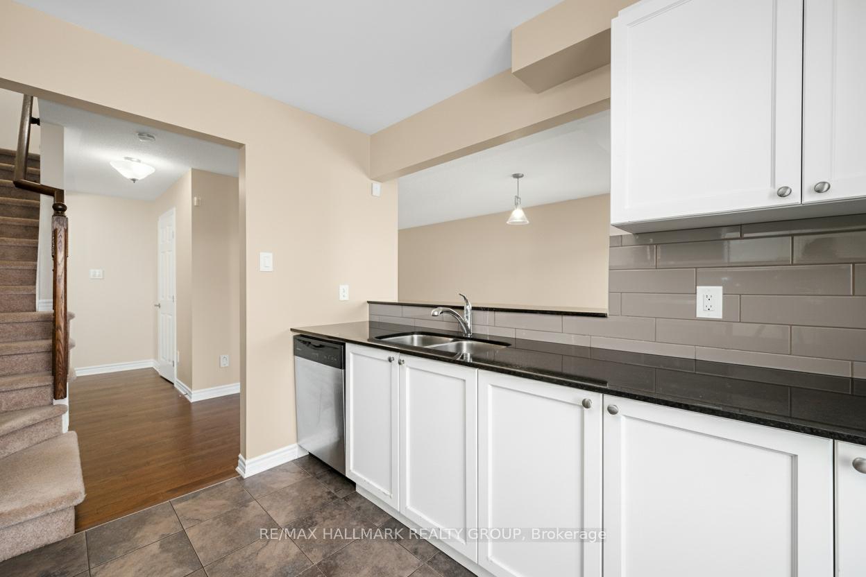 Photo 11 of 601 Foxlight Circle, Ottawa, Kanata - Emerald Meadows/Trailwest — HOMEH