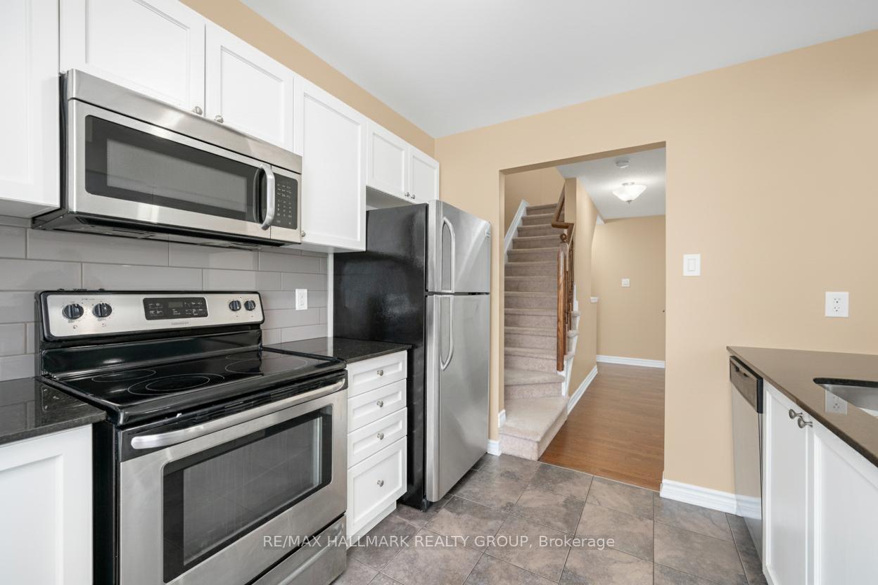 Photo 12 of 601 Foxlight Circle, Ottawa, Kanata - Emerald Meadows/Trailwest — HOMEH
