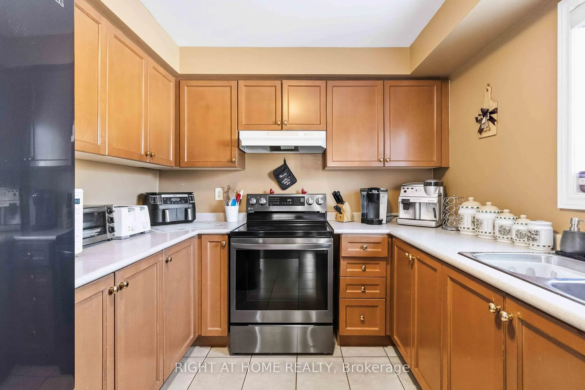 Photo 12 of 26 Courtsfield Crescent, Brampton, Fletcher's Meadow — HOMEH