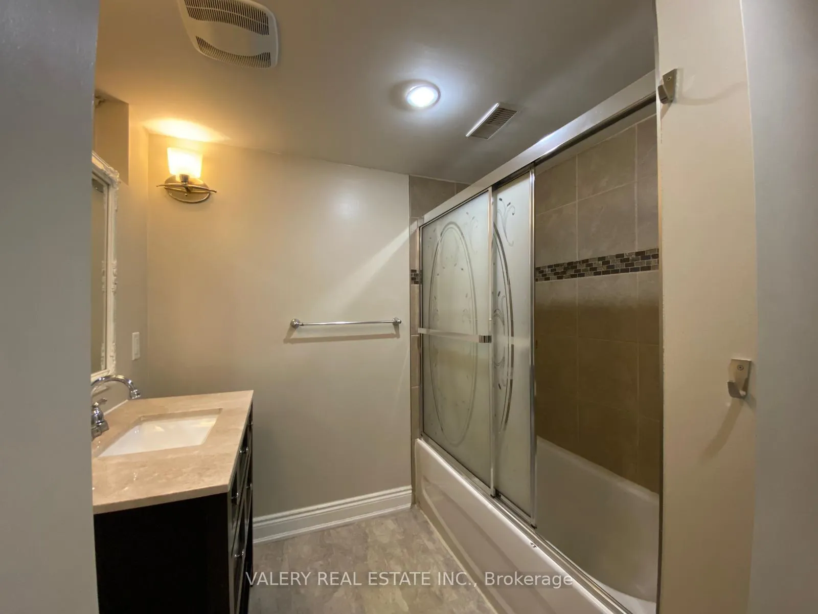 Photo 12 of Unit 2, 81 Parkway Crescent, Clarington, Bowmanville — HOMEH