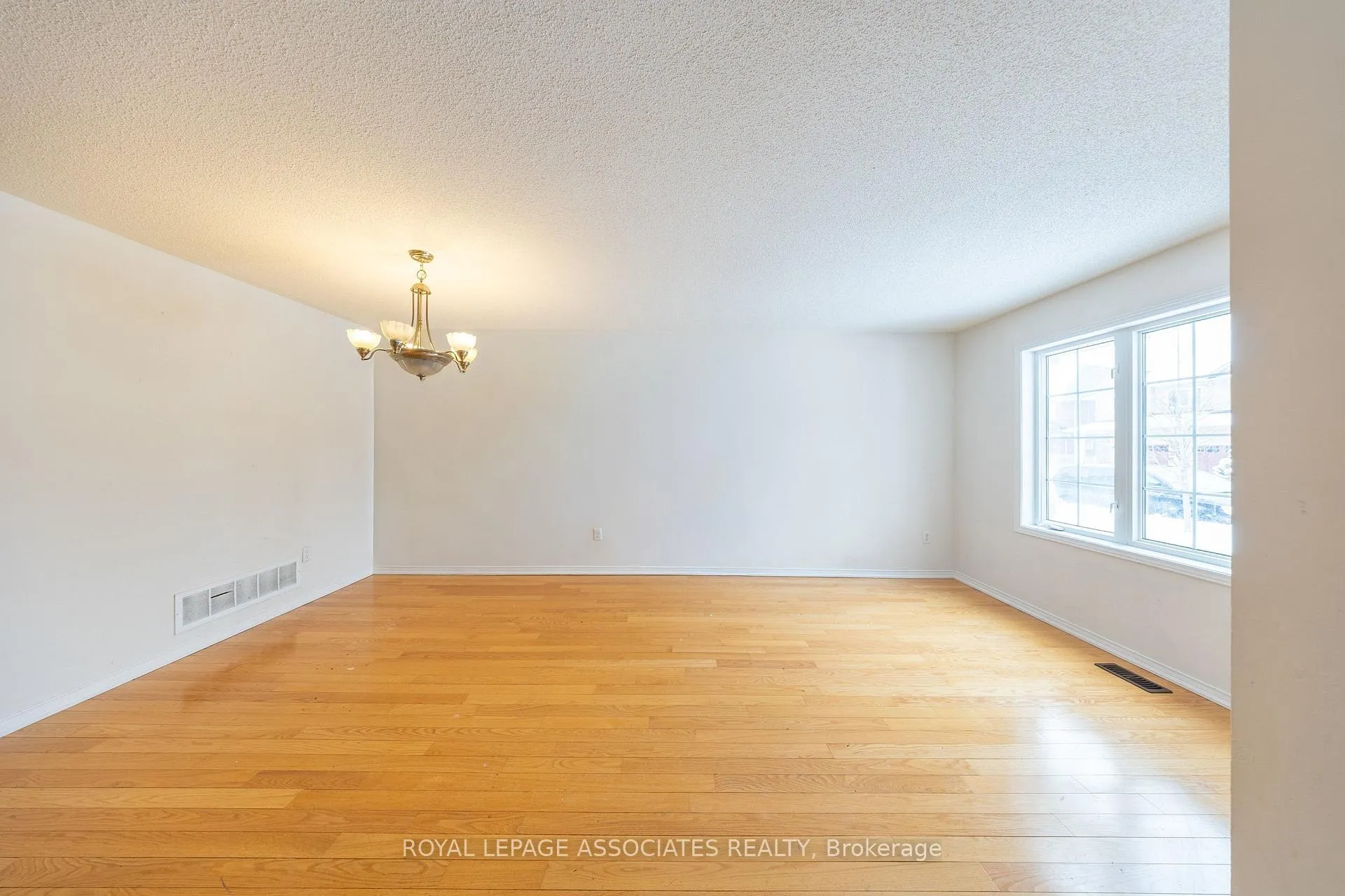 Photo 5 of 77 Andriana Crescent, Markham, Box Grove — HOMEH