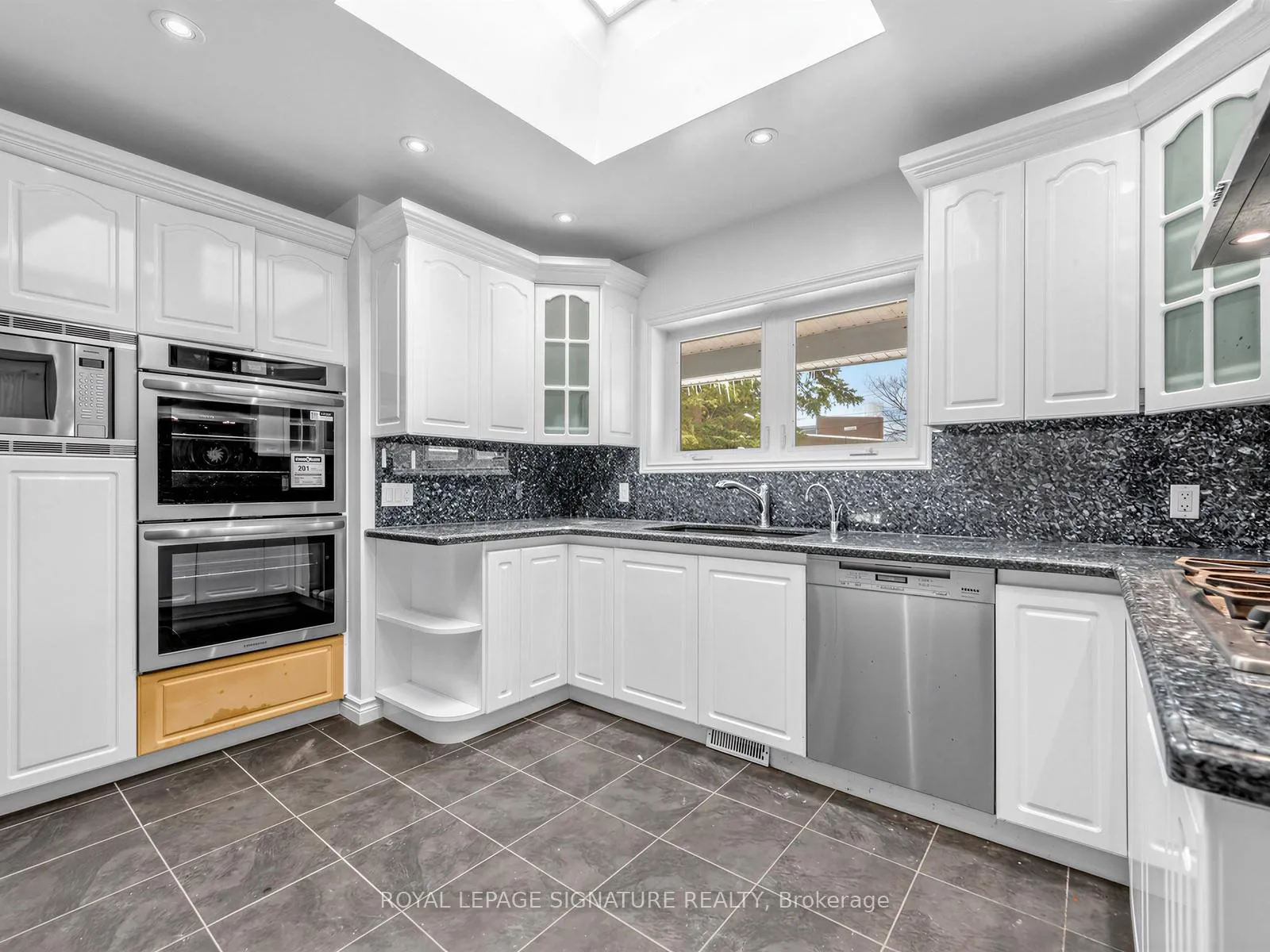 Photo 26 of 284 Guildwood Parkway, Scarborough, Guildwood — HOMEH