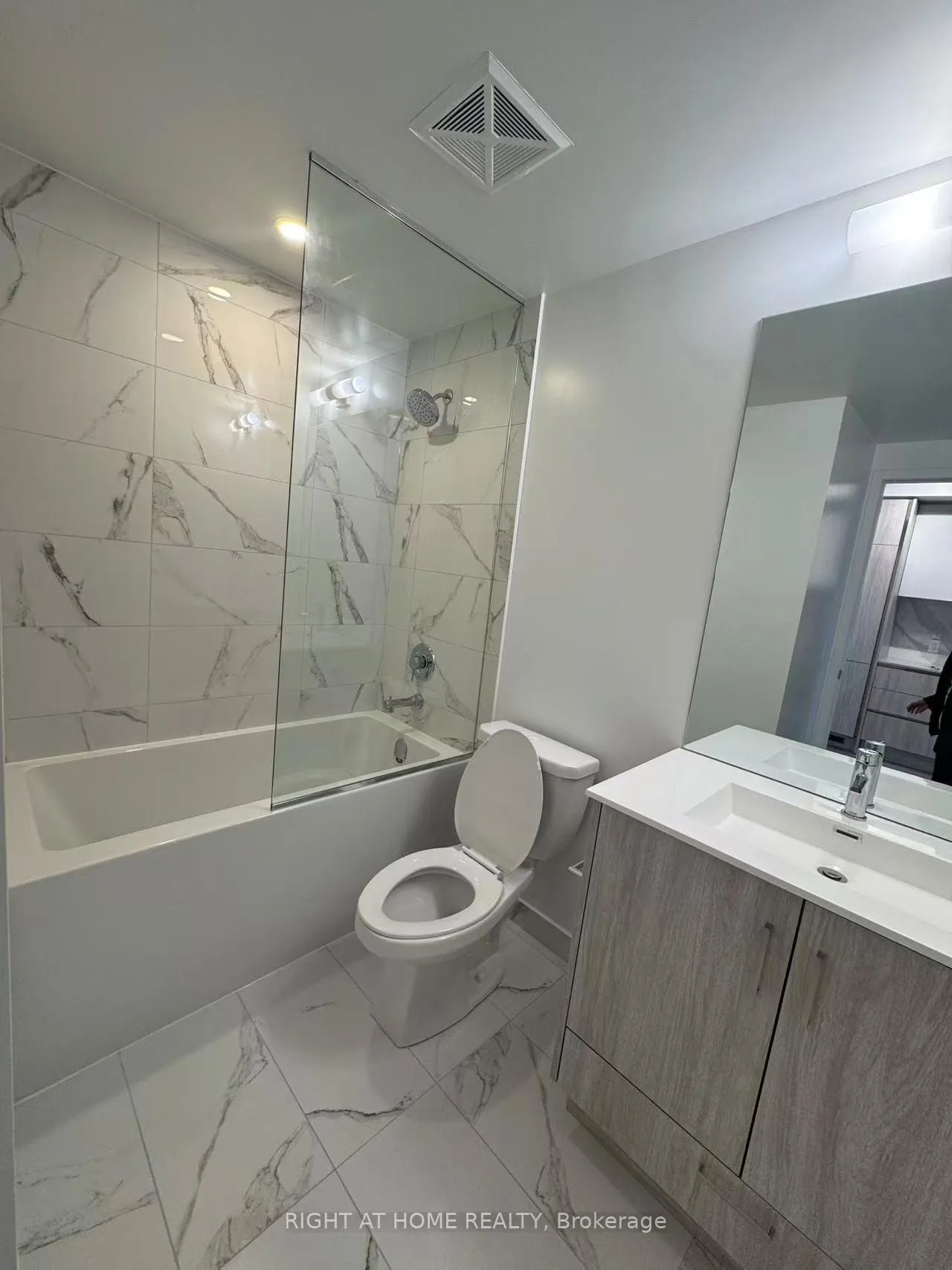 Photo 8 of Unit 3601, 180 Front Street E, Toronto, Moss Park — HOMEH