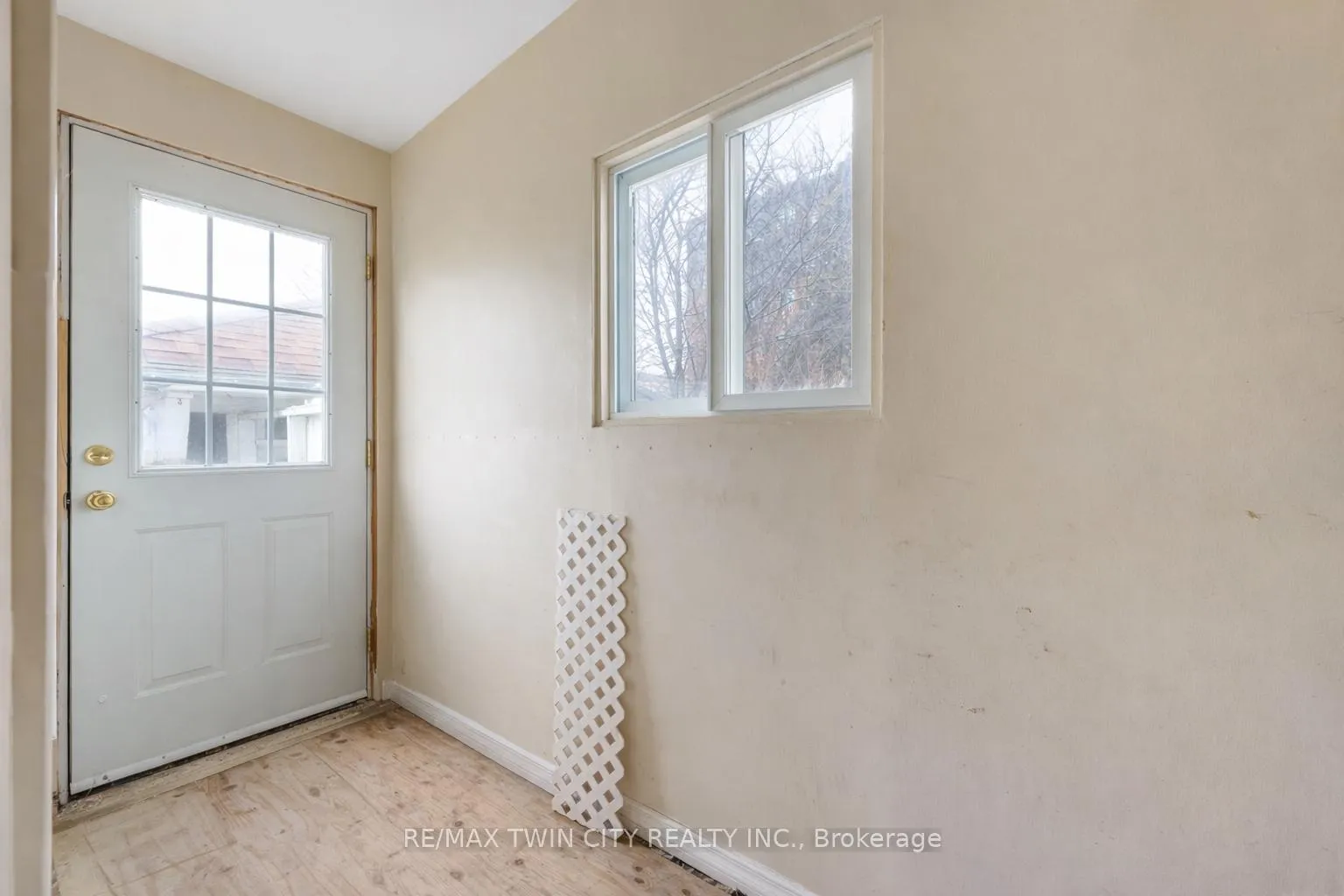 Photo 3 of 24 Madison Avenue S, Kitchener — HOMEH