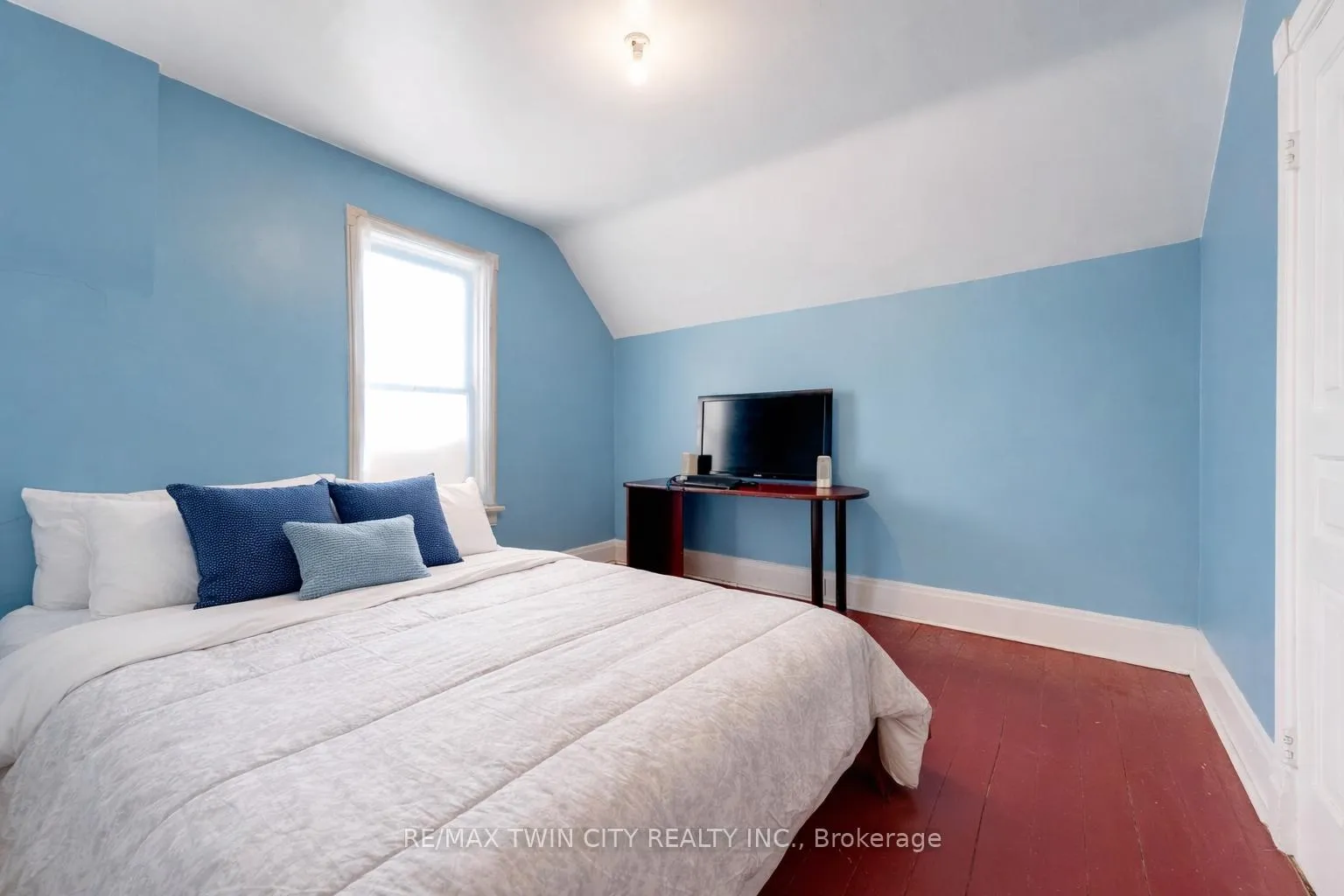 Photo 5 of 24 Madison Avenue S, Kitchener — HOMEH