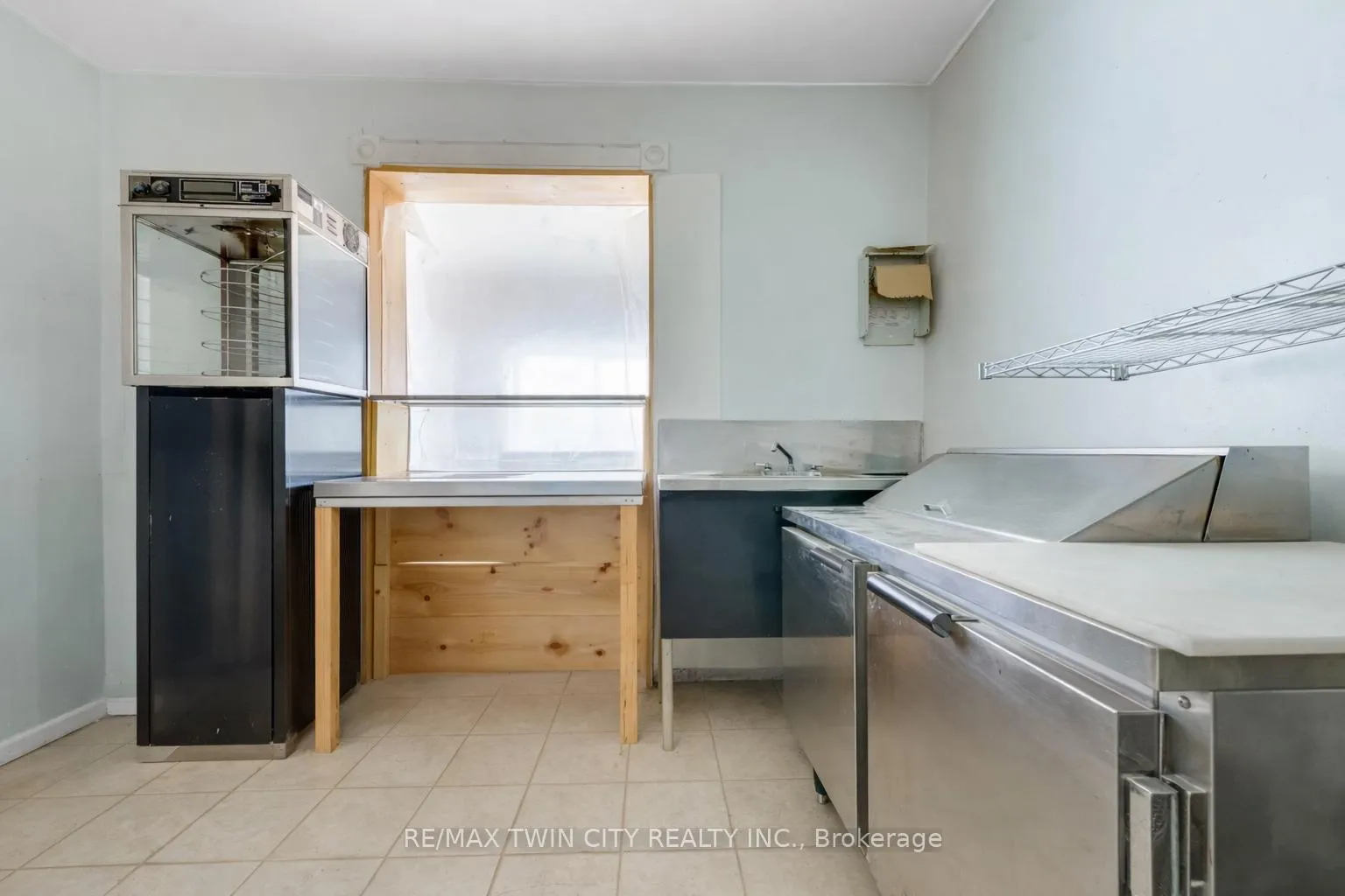 Photo 9 of 24 Madison Avenue S, Kitchener — HOMEH