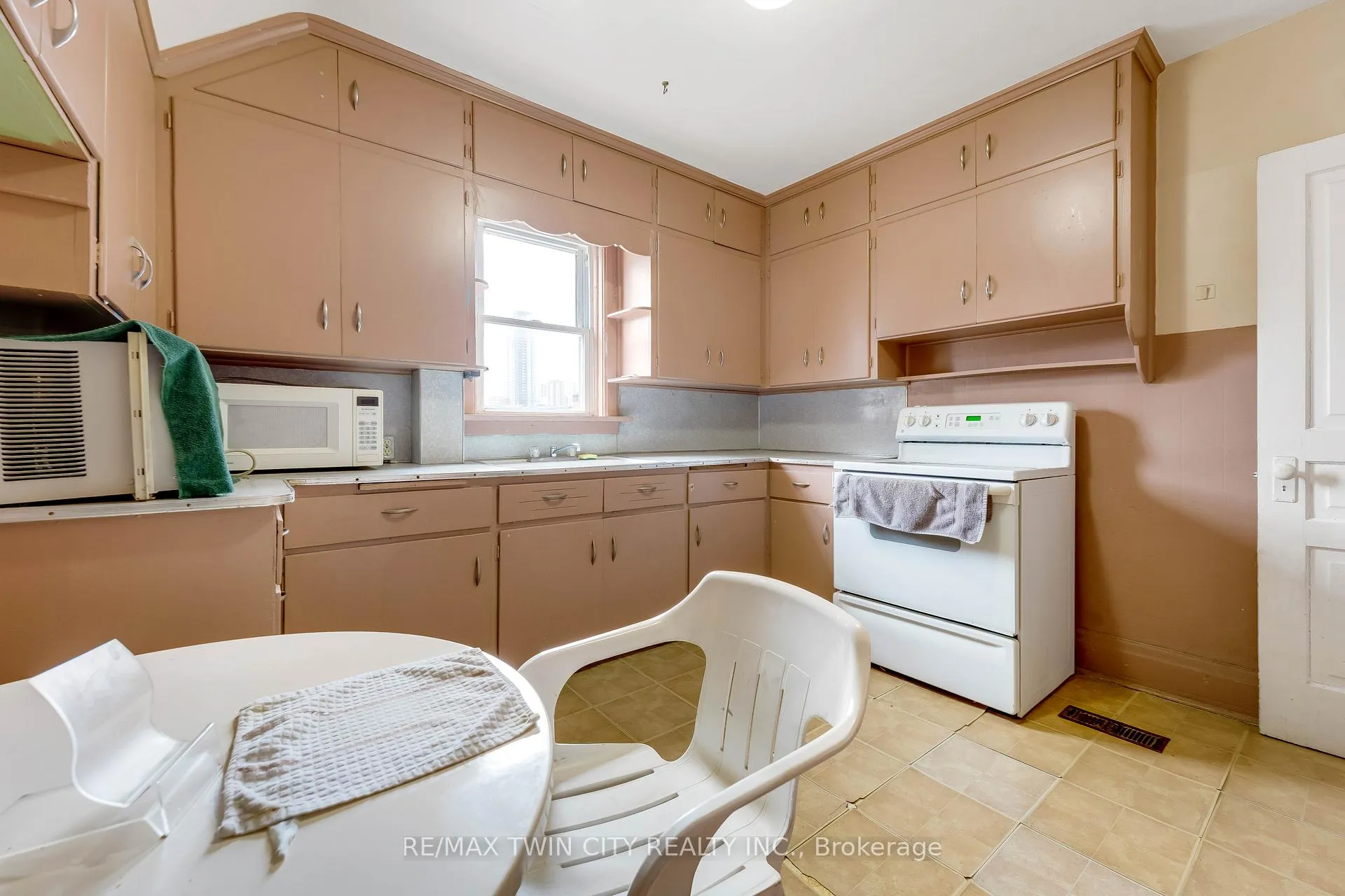 Photo 27 of 24 Madison Avenue S, Kitchener — HOMEH