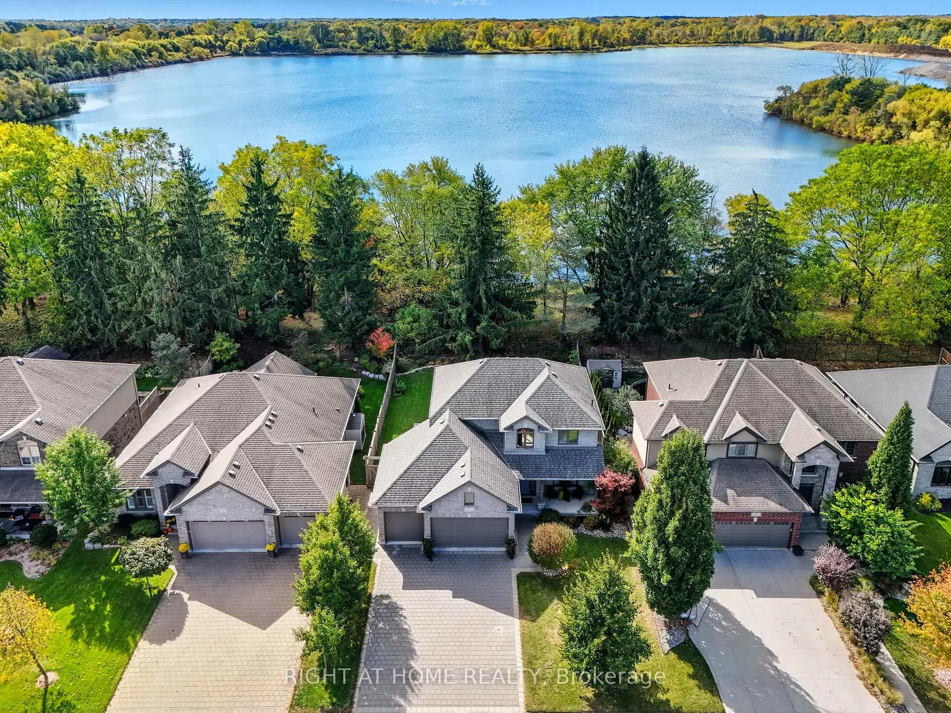 Photo 3 of 35 Caverhill Crescent, Middlesex Centre, Komoka — HOMEH