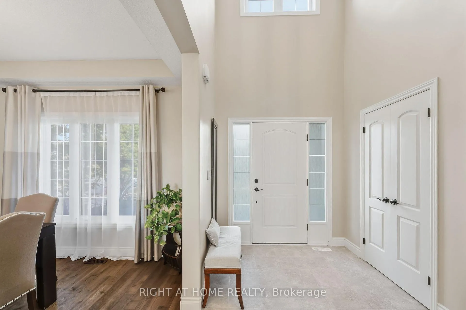 Photo 5 of 35 Caverhill Crescent, Middlesex Centre, Komoka — HOMEH