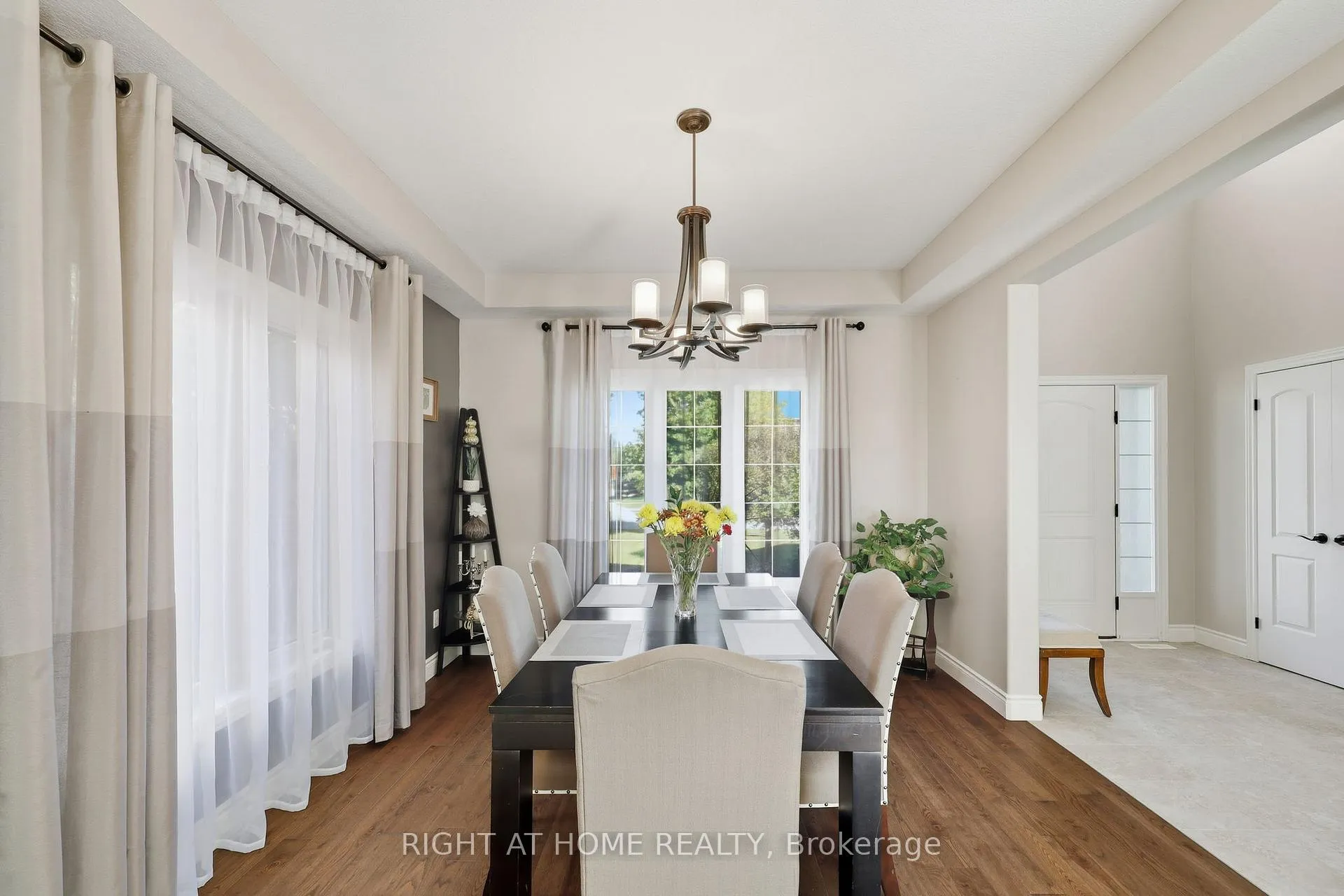 Photo 7 of 35 Caverhill Crescent, Middlesex Centre, Komoka — HOMEH