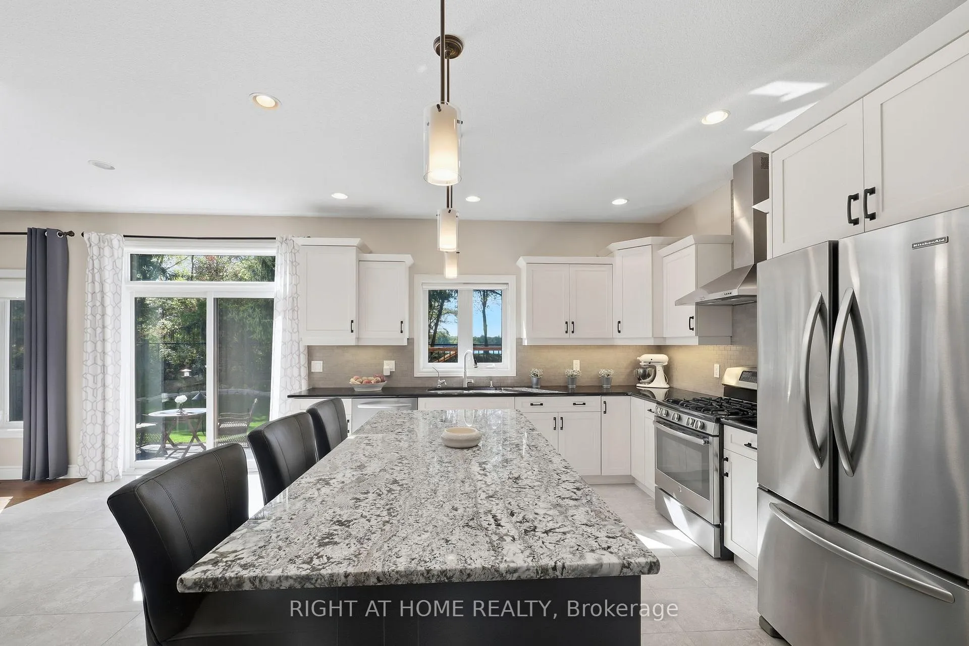 Photo 17 of 35 Caverhill Crescent, Middlesex Centre, Komoka — HOMEH