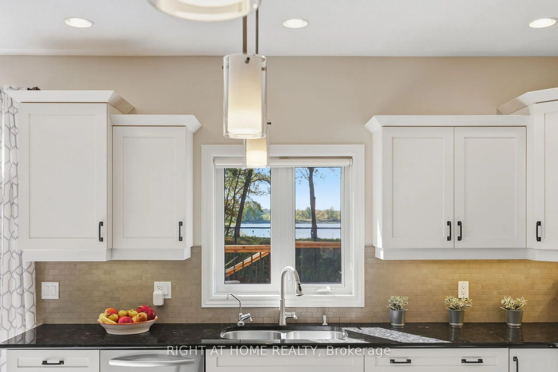 Photo 18 of 35 Caverhill Crescent, Middlesex Centre, Komoka — HOMEH