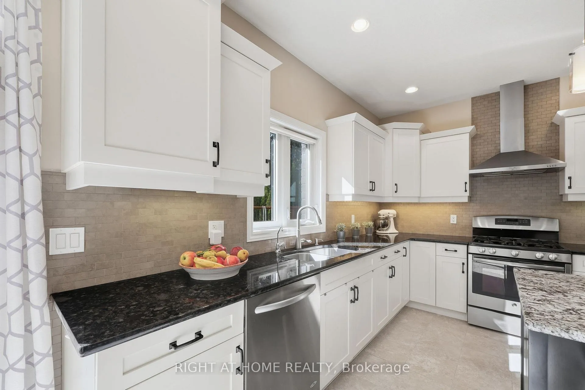 Photo 19 of 35 Caverhill Crescent, Middlesex Centre, Komoka — HOMEH