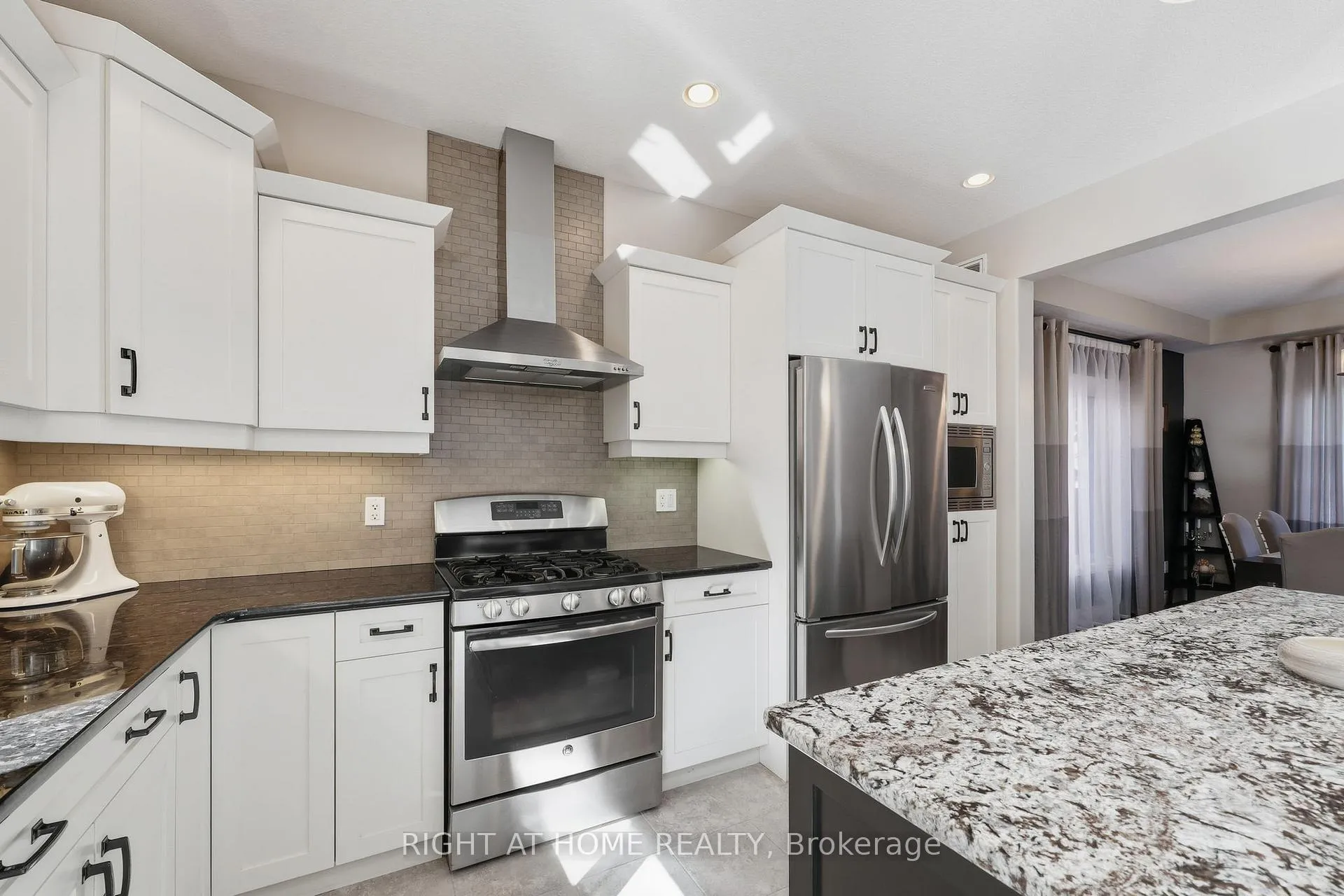 Photo 20 of 35 Caverhill Crescent, Middlesex Centre, Komoka — HOMEH