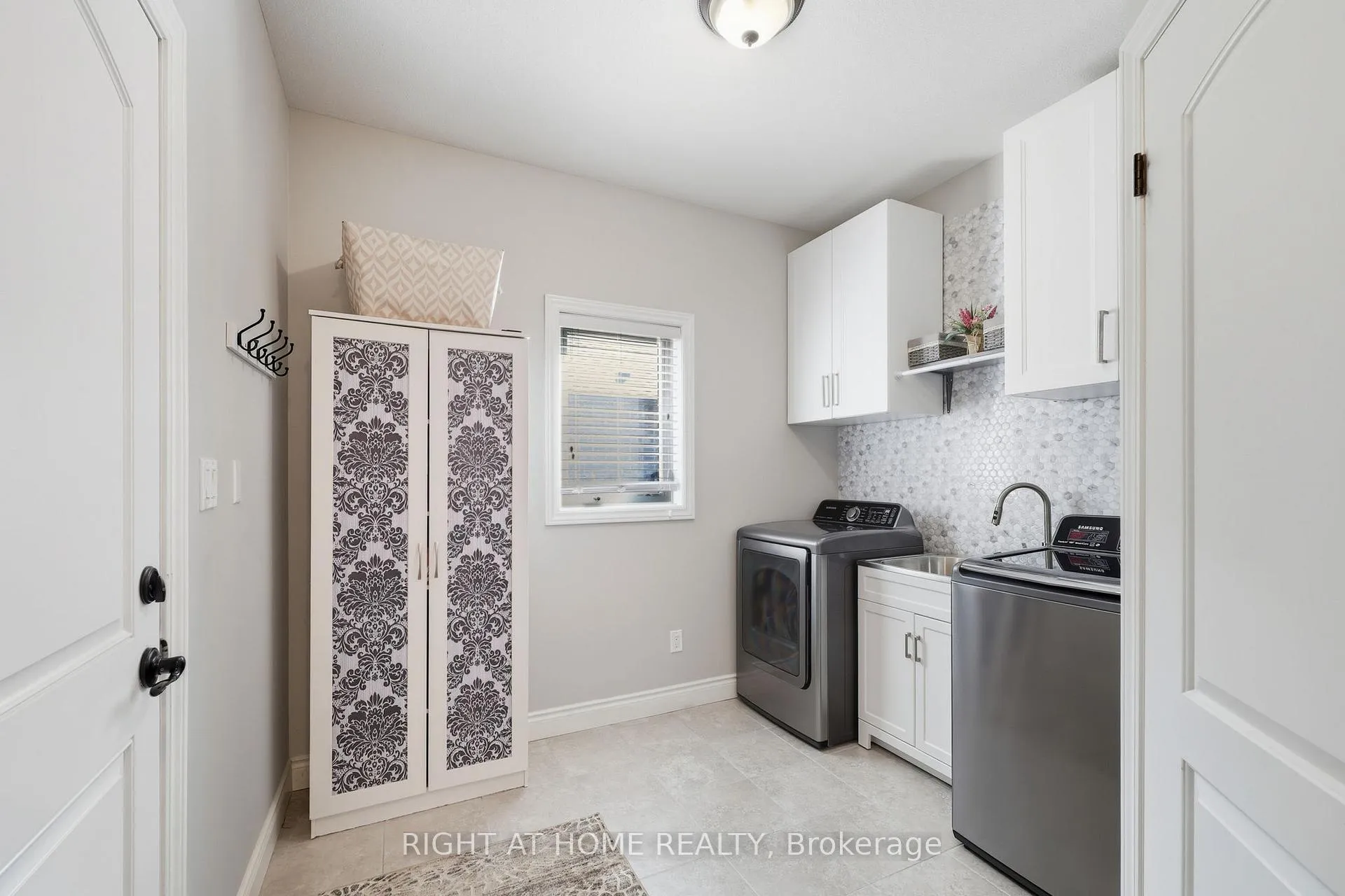 Photo 23 of 35 Caverhill Crescent, Middlesex Centre, Komoka — HOMEH