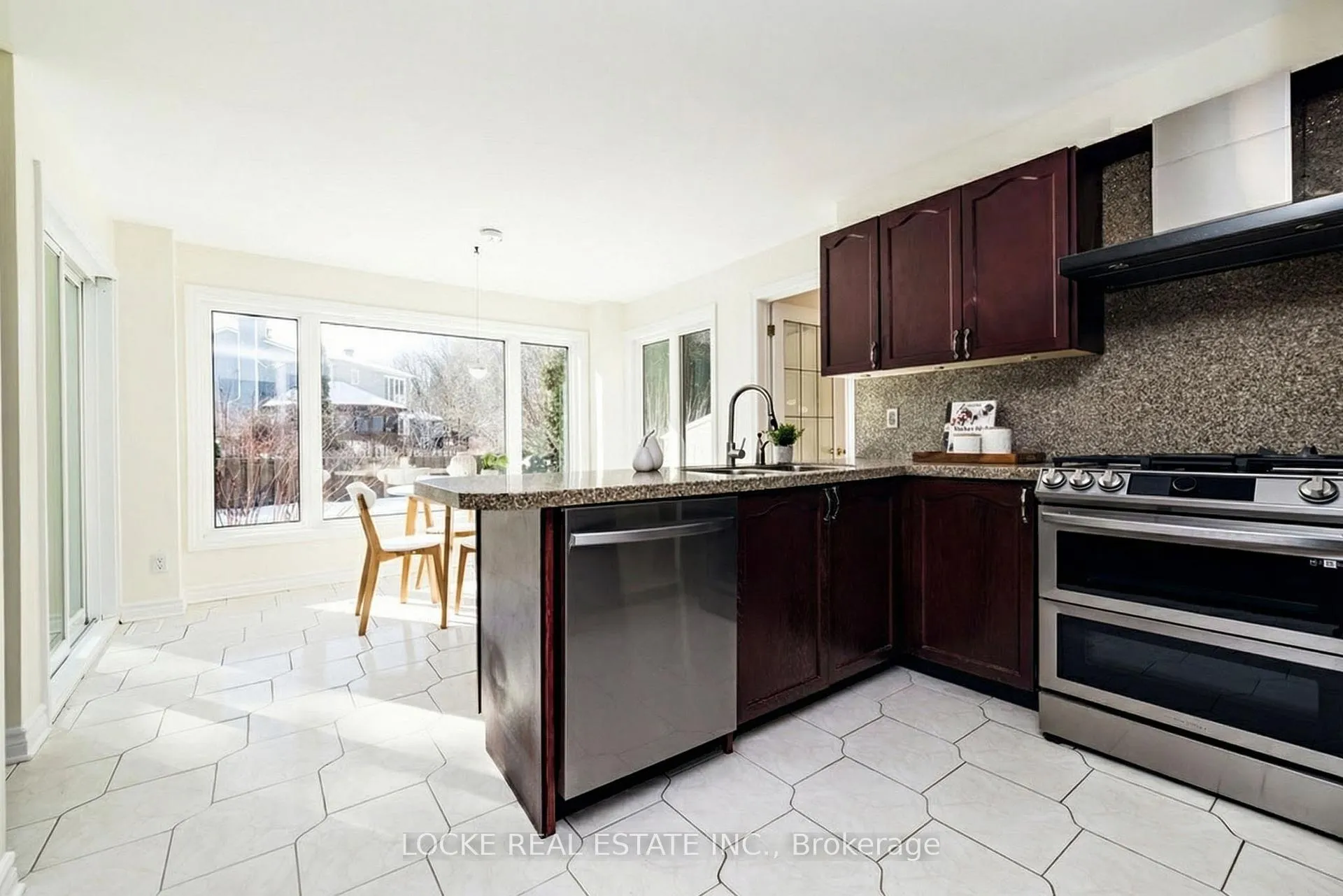 Photo 12 of 1404 Forest Valley Drive, Ottawa, Chapel Hill — HOMEH