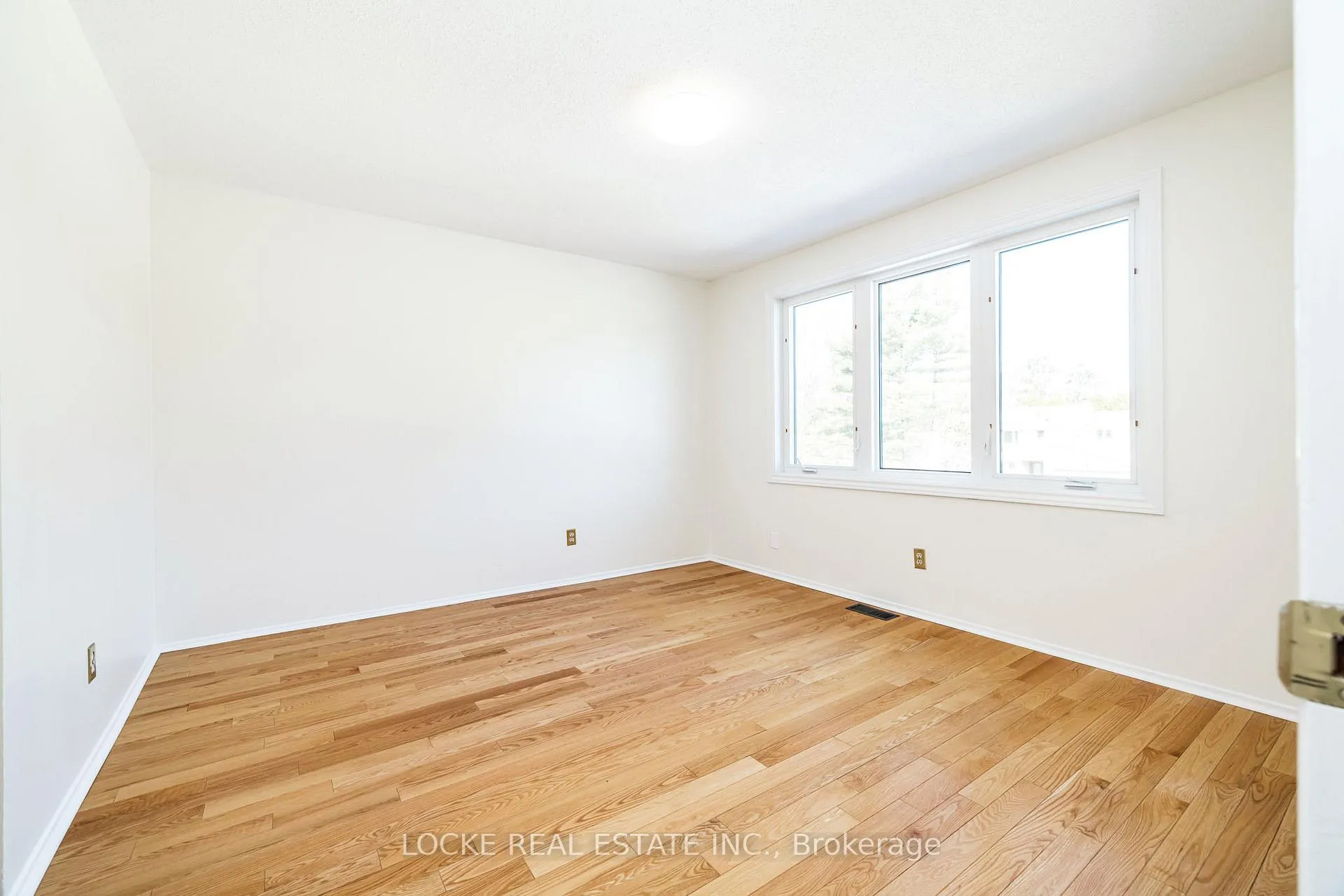 Photo 33 of 1404 Forest Valley Drive, Ottawa, Chapel Hill — HOMEH