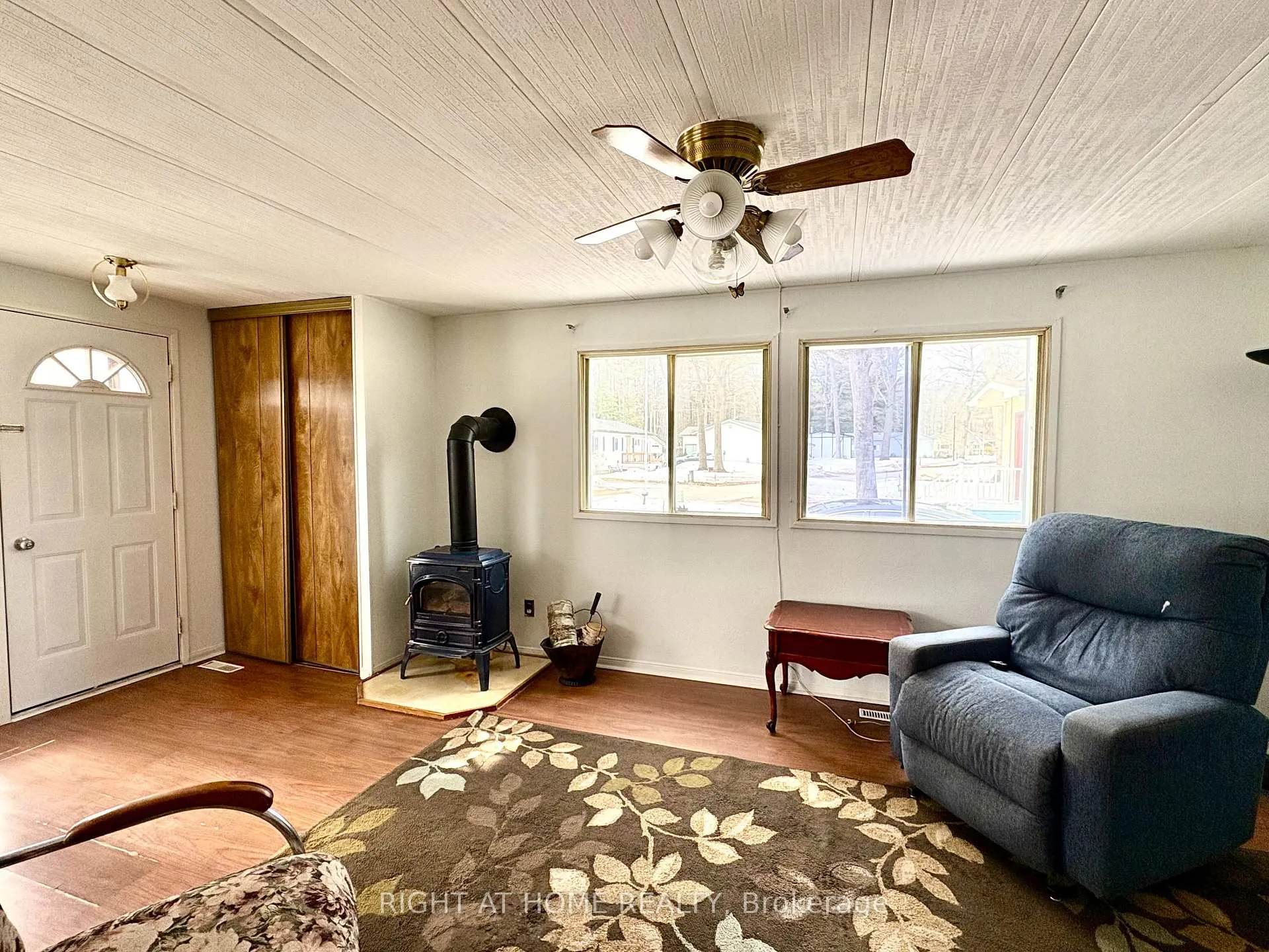 Photo 4 of 14 Sinclair Avenue S, Wasaga Beach — HOMEH