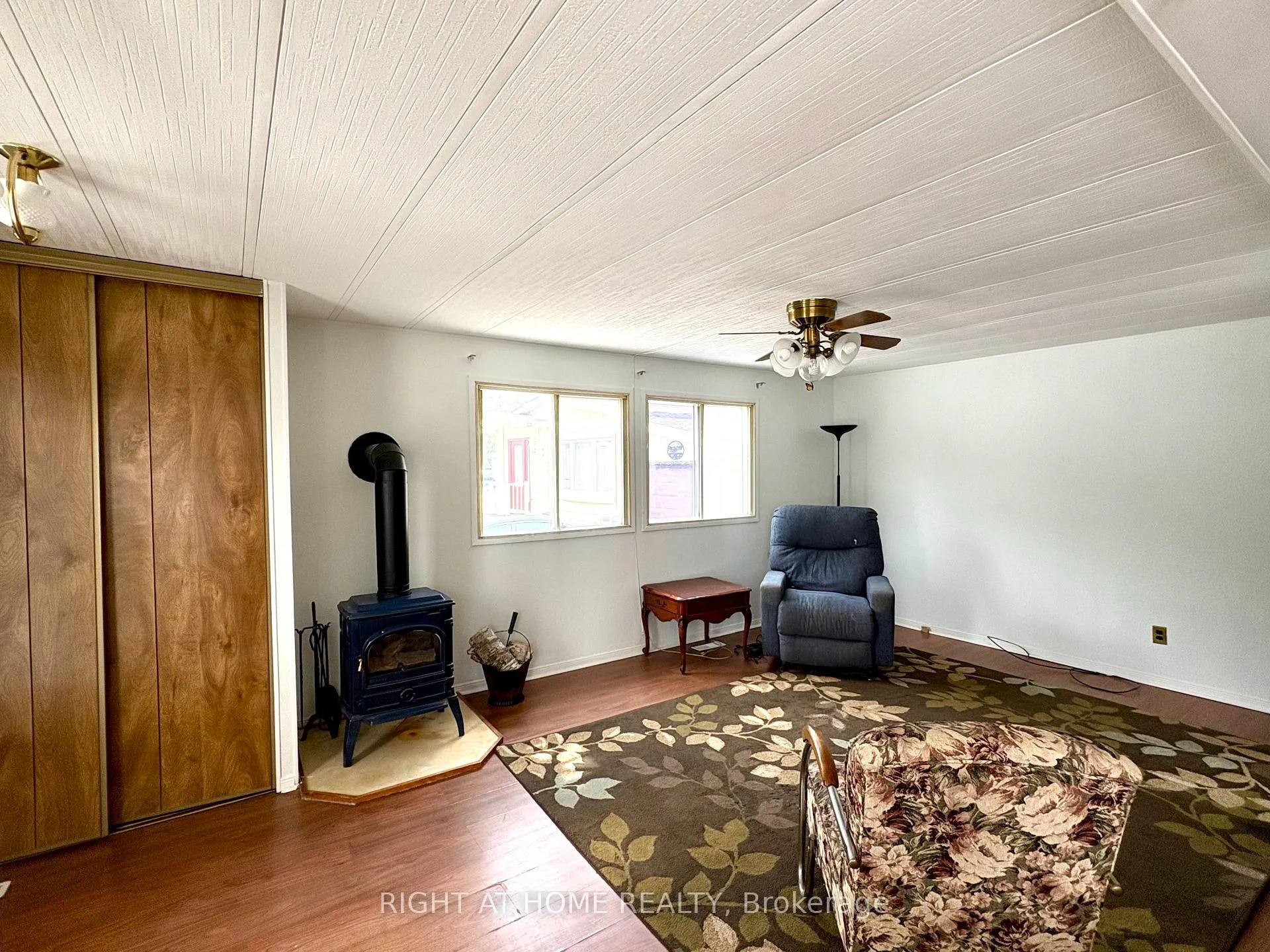 Photo 5 of 14 Sinclair Avenue S, Wasaga Beach — HOMEH
