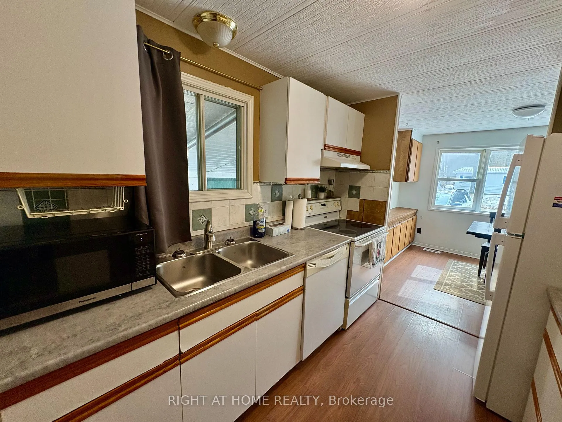 Photo 12 of 14 Sinclair Avenue S, Wasaga Beach — HOMEH