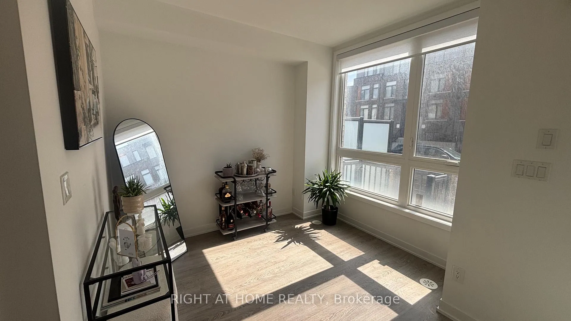 Photo 3 of 110 Green Gardens Boulevard, Toronto, Englemount-Lawrence — HOMEH