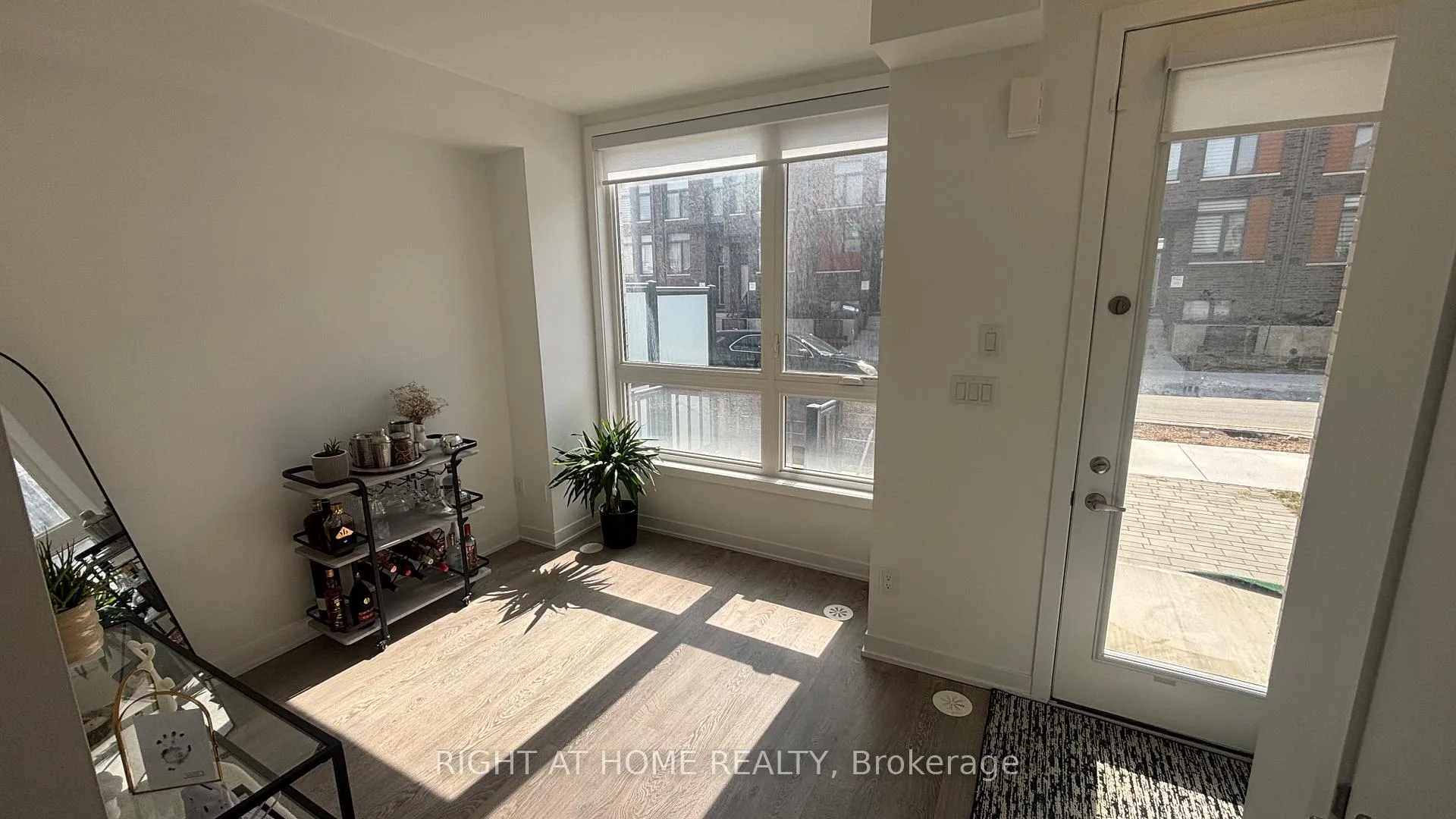 Photo 4 of 110 Green Gardens Boulevard, Toronto, Englemount-Lawrence — HOMEH