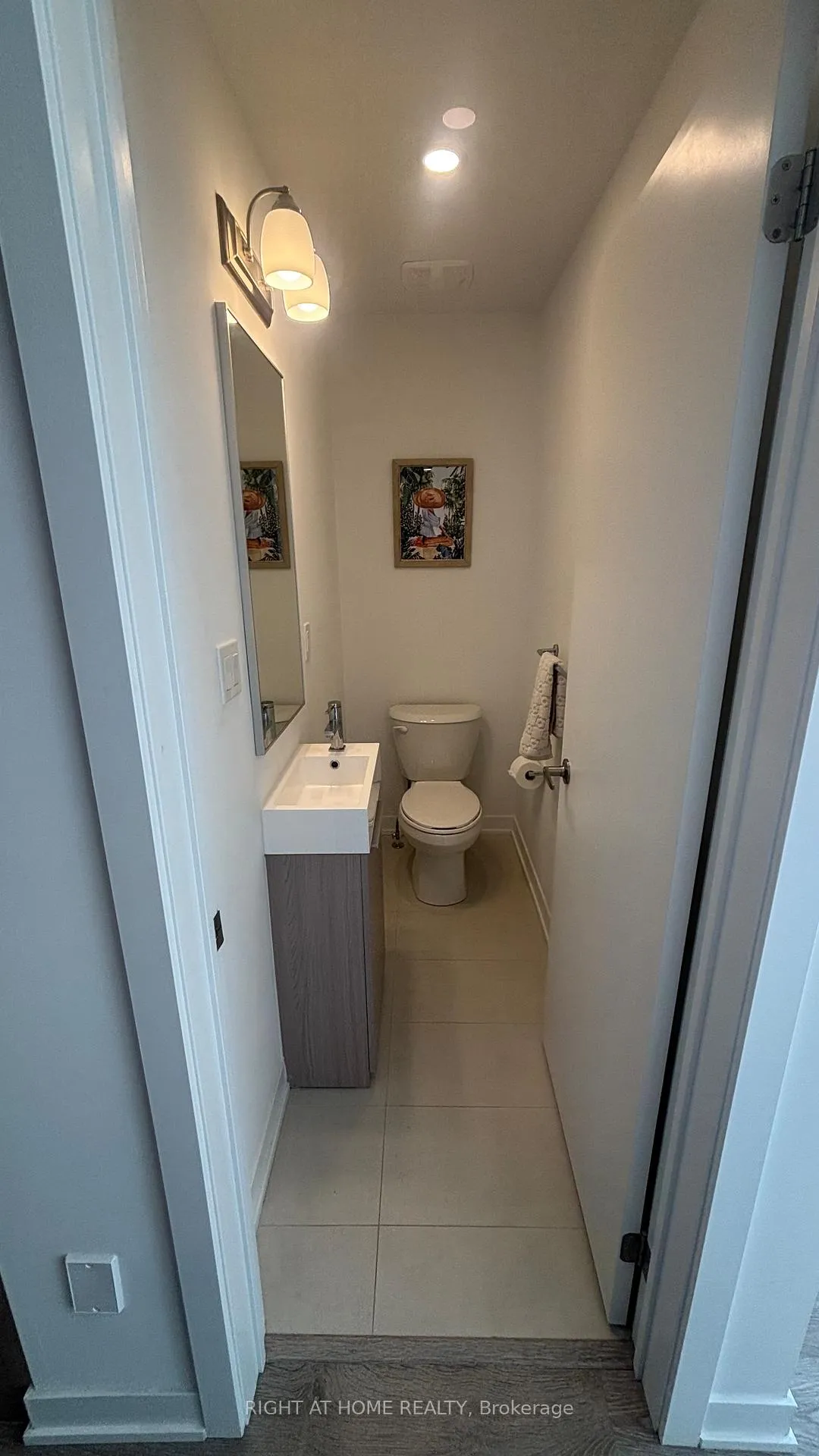 Photo 5 of 110 Green Gardens Boulevard, Toronto, Englemount-Lawrence — HOMEH