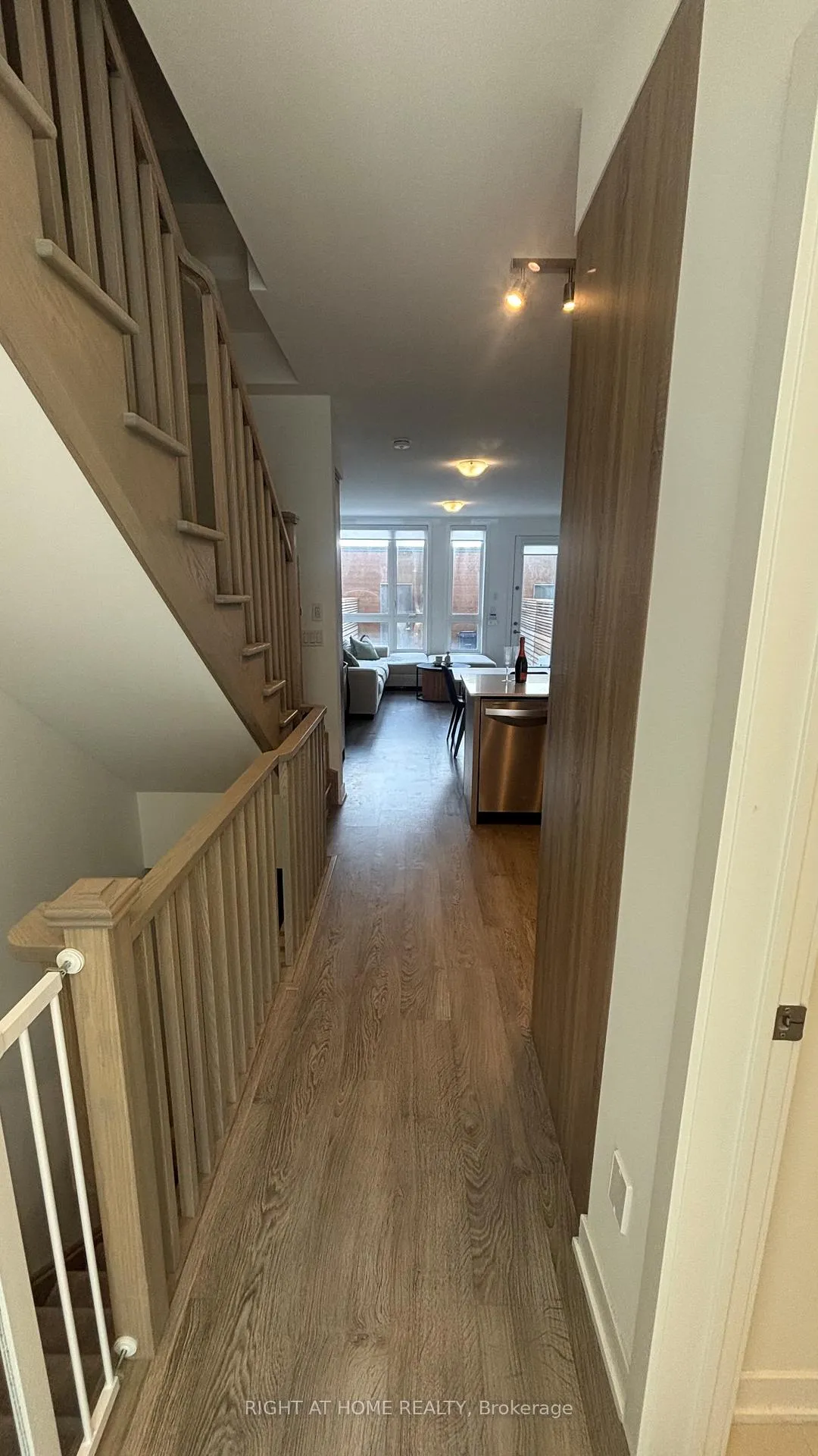 Photo 6 of 110 Green Gardens Boulevard, Toronto, Englemount-Lawrence — HOMEH