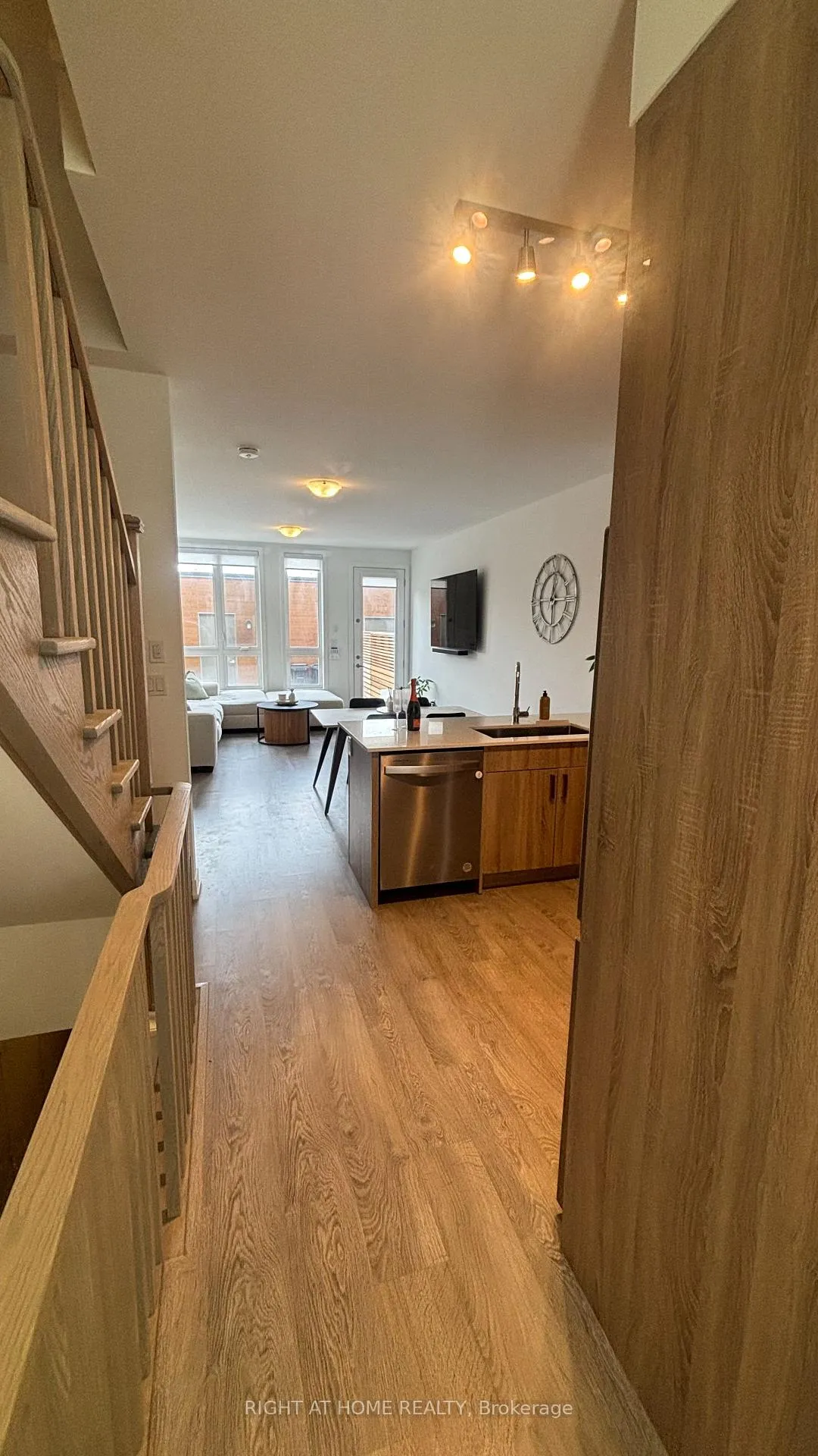 Photo 7 of 110 Green Gardens Boulevard, Toronto, Englemount-Lawrence — HOMEH