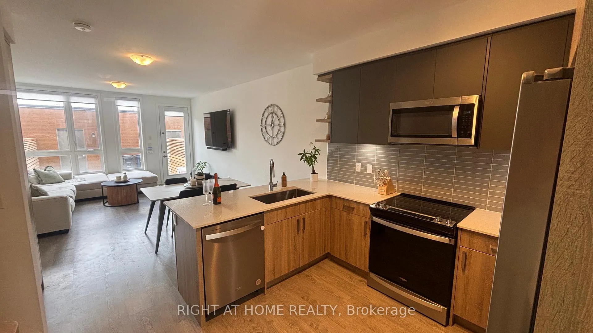 Photo 8 of 110 Green Gardens Boulevard, Toronto, Englemount-Lawrence — HOMEH