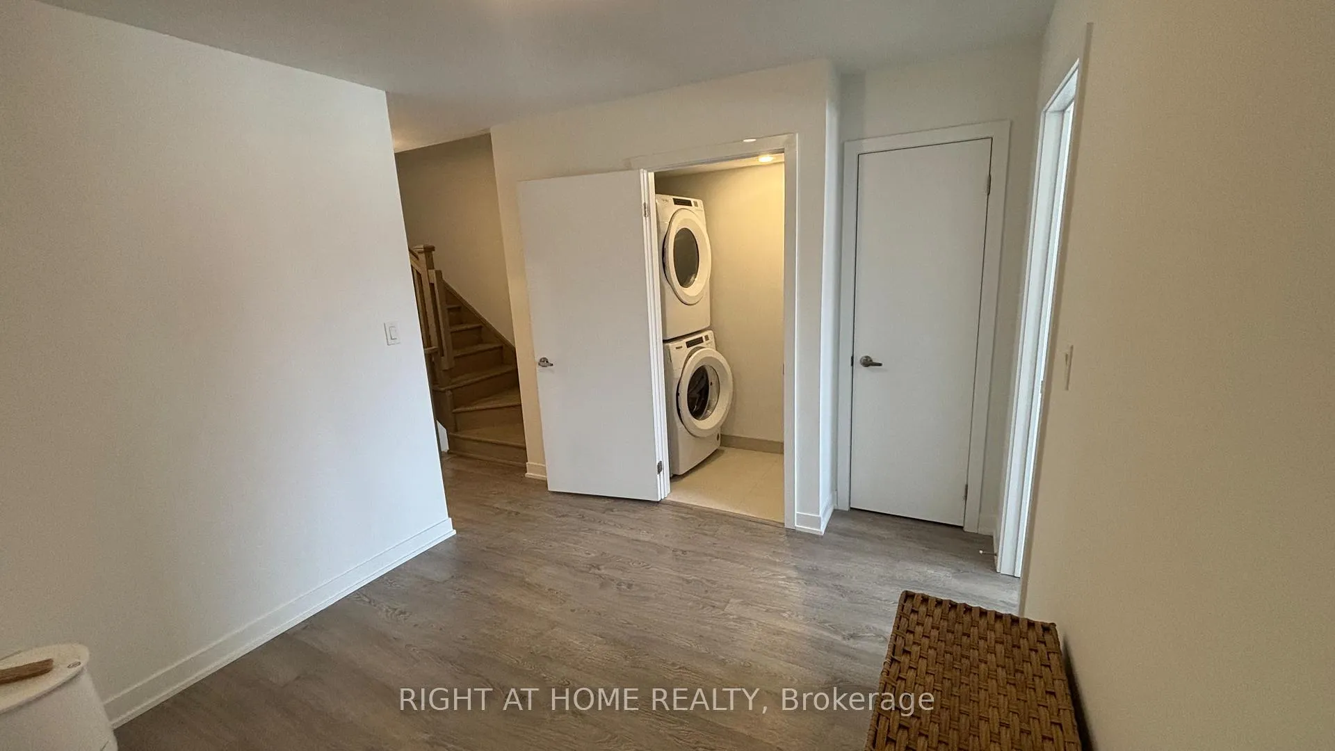 Photo 23 of 110 Green Gardens Boulevard, Toronto, Englemount-Lawrence — HOMEH
