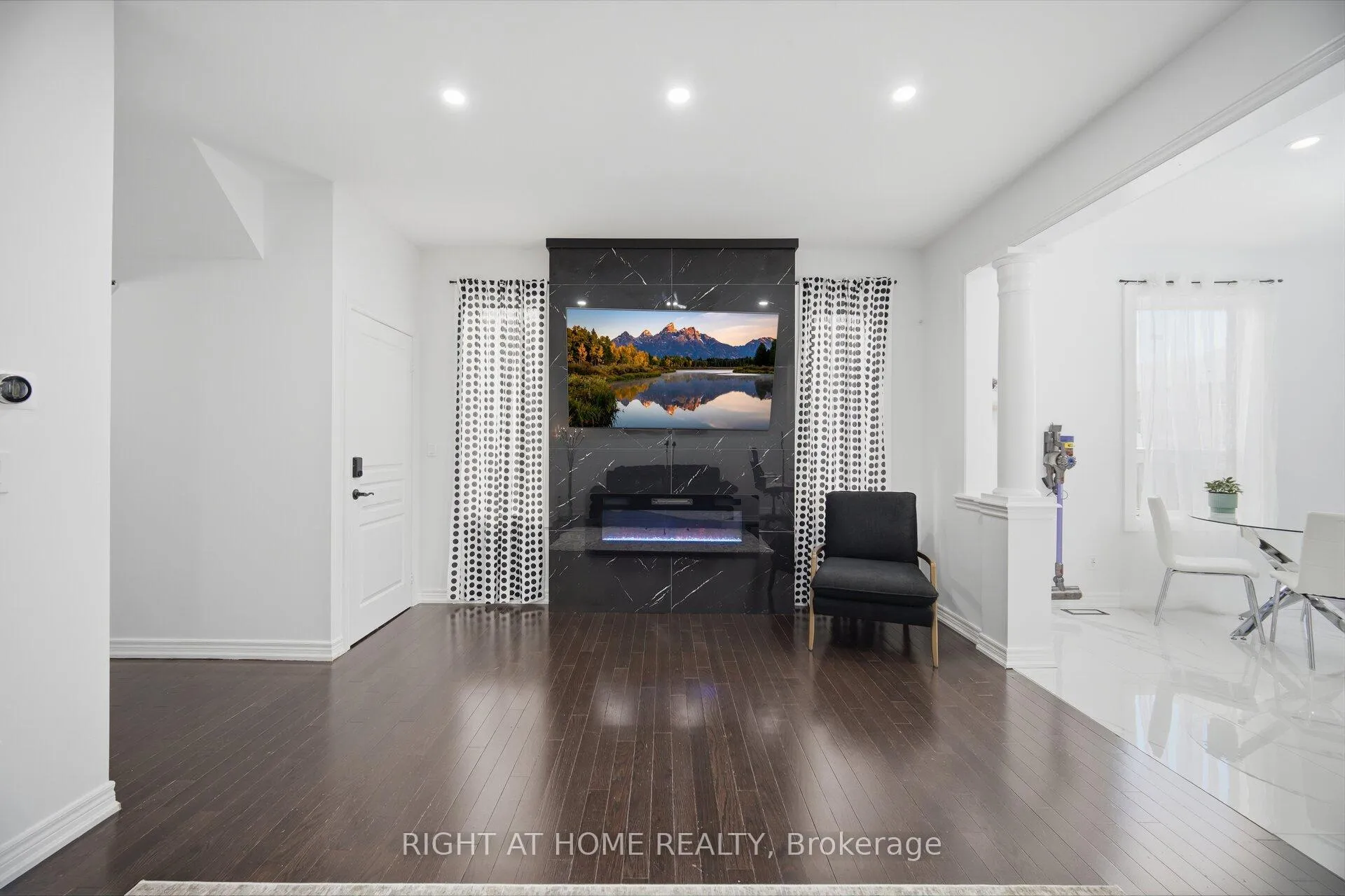 Photo 8 of 87 Via Toscana Drive, Vaughan, Vellore Village — HOMEH