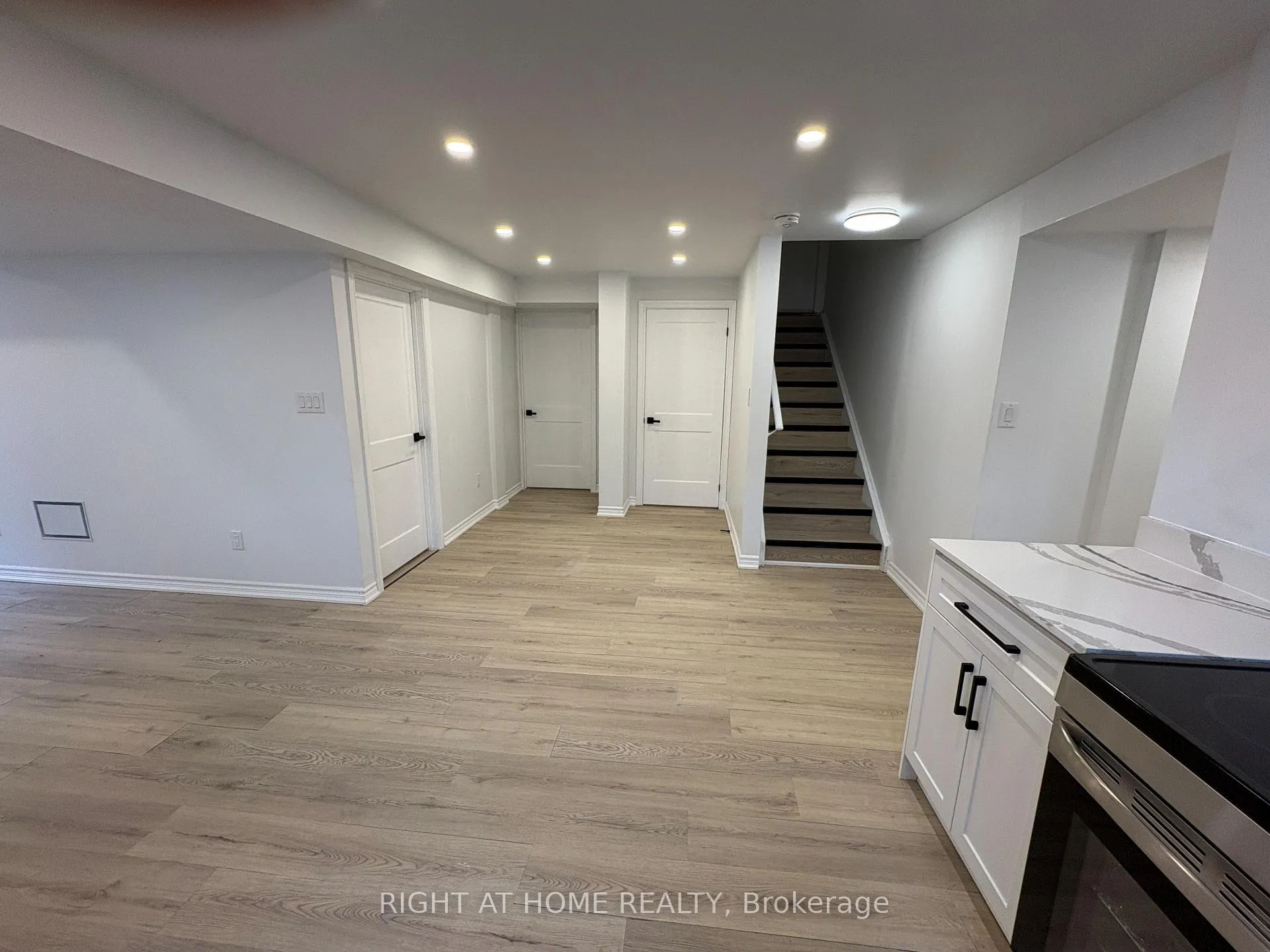 Photo 5 of 1501 Tamarck Point, Milton, Cobban — HOMEH