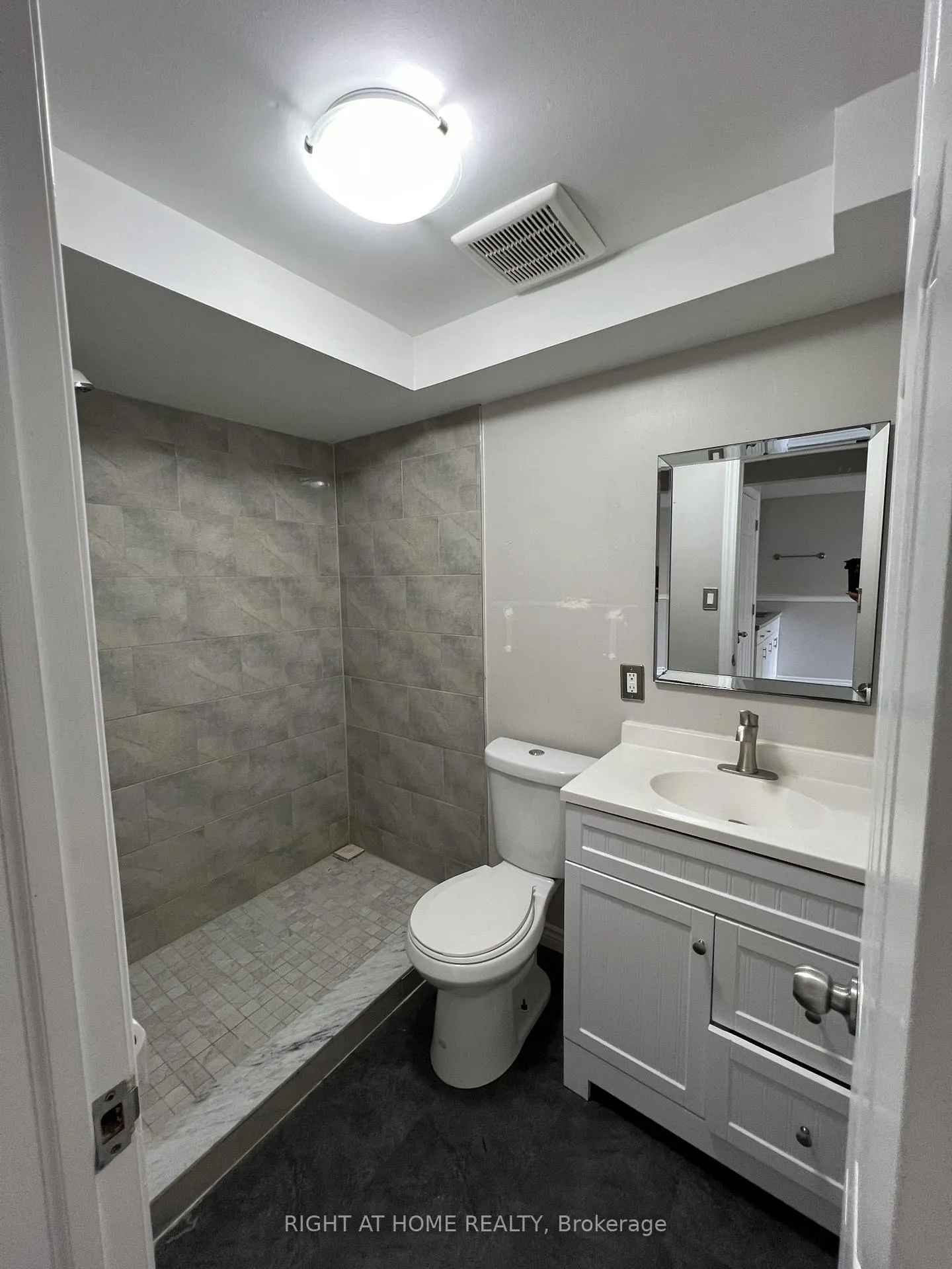 Photo 8 of Unit Walkout Basement, 87 Barrett Crescent, Barrie, Letitia Heights — HOMEH