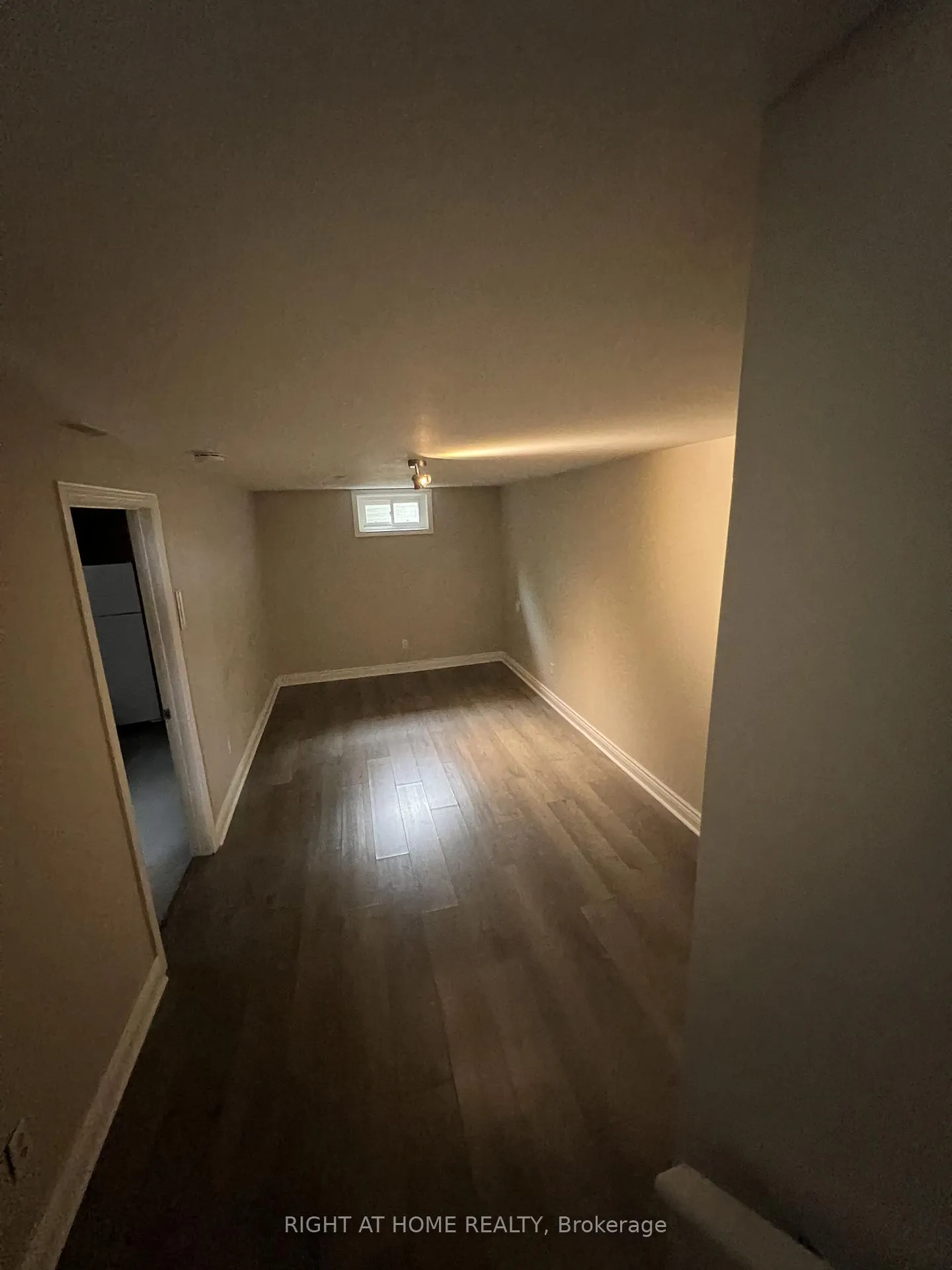 Photo 10 of Unit Walkout Basement, 87 Barrett Crescent, Barrie, Letitia Heights — HOMEH