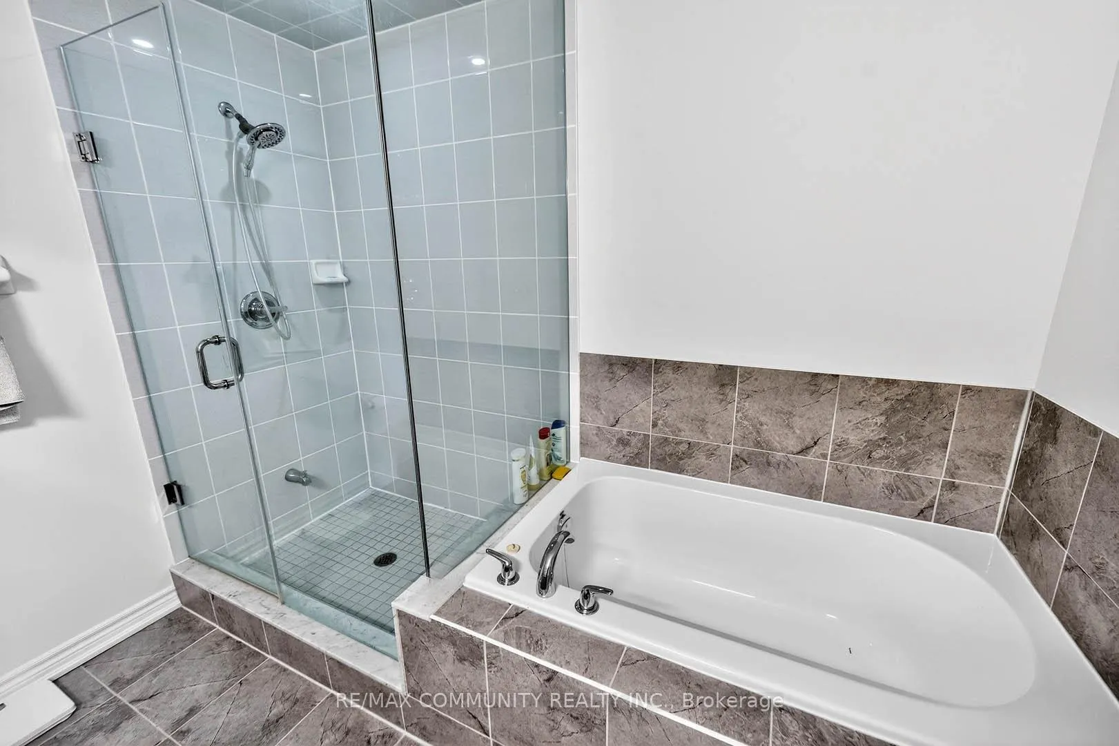 Photo 15 of 1228 Peelar Crescent, Innisfil, Lefroy — HOMEH