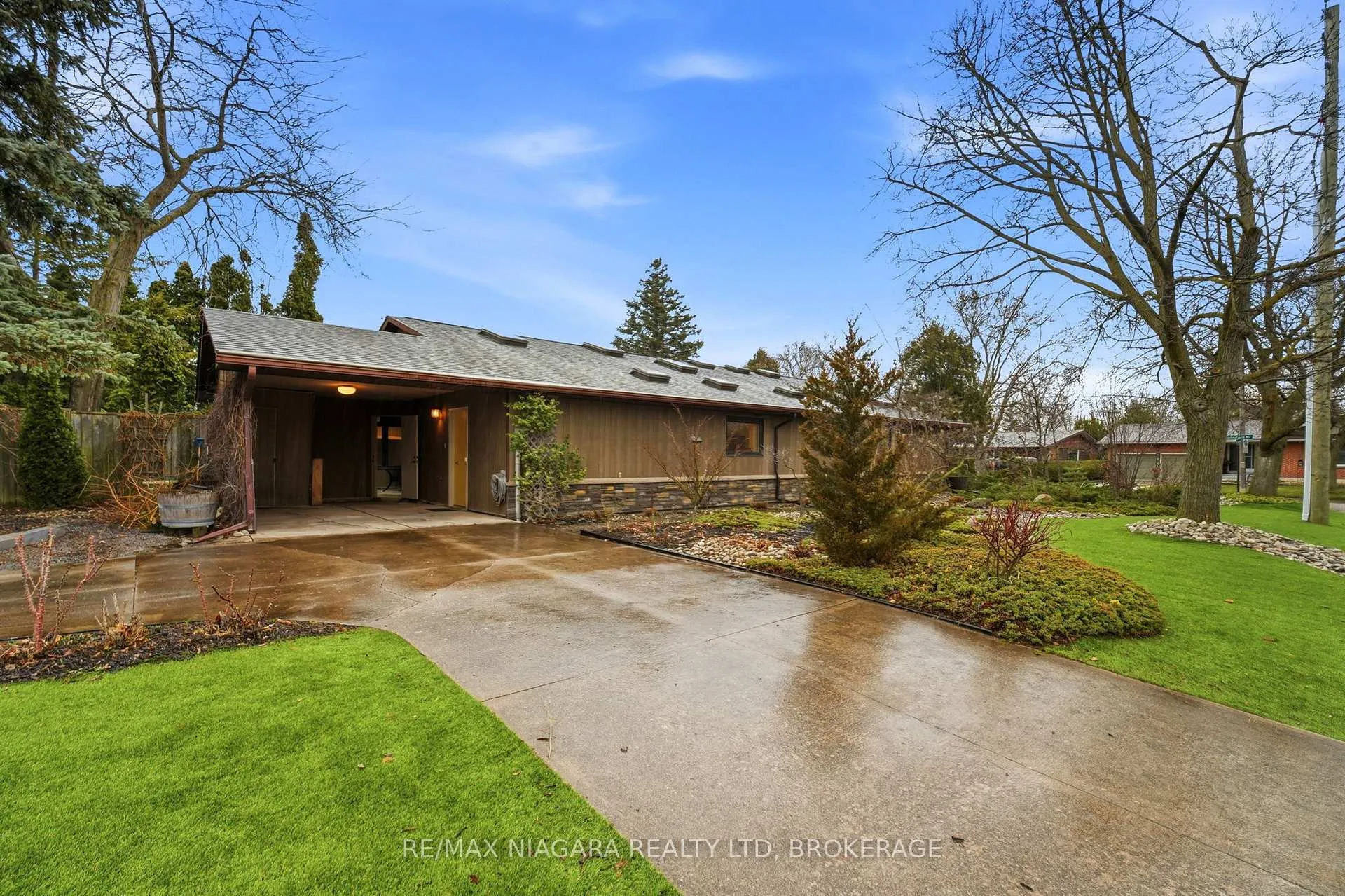 Photo 2 of 1 Springbank Drive, St. Catharines, Ridley — HOMEH