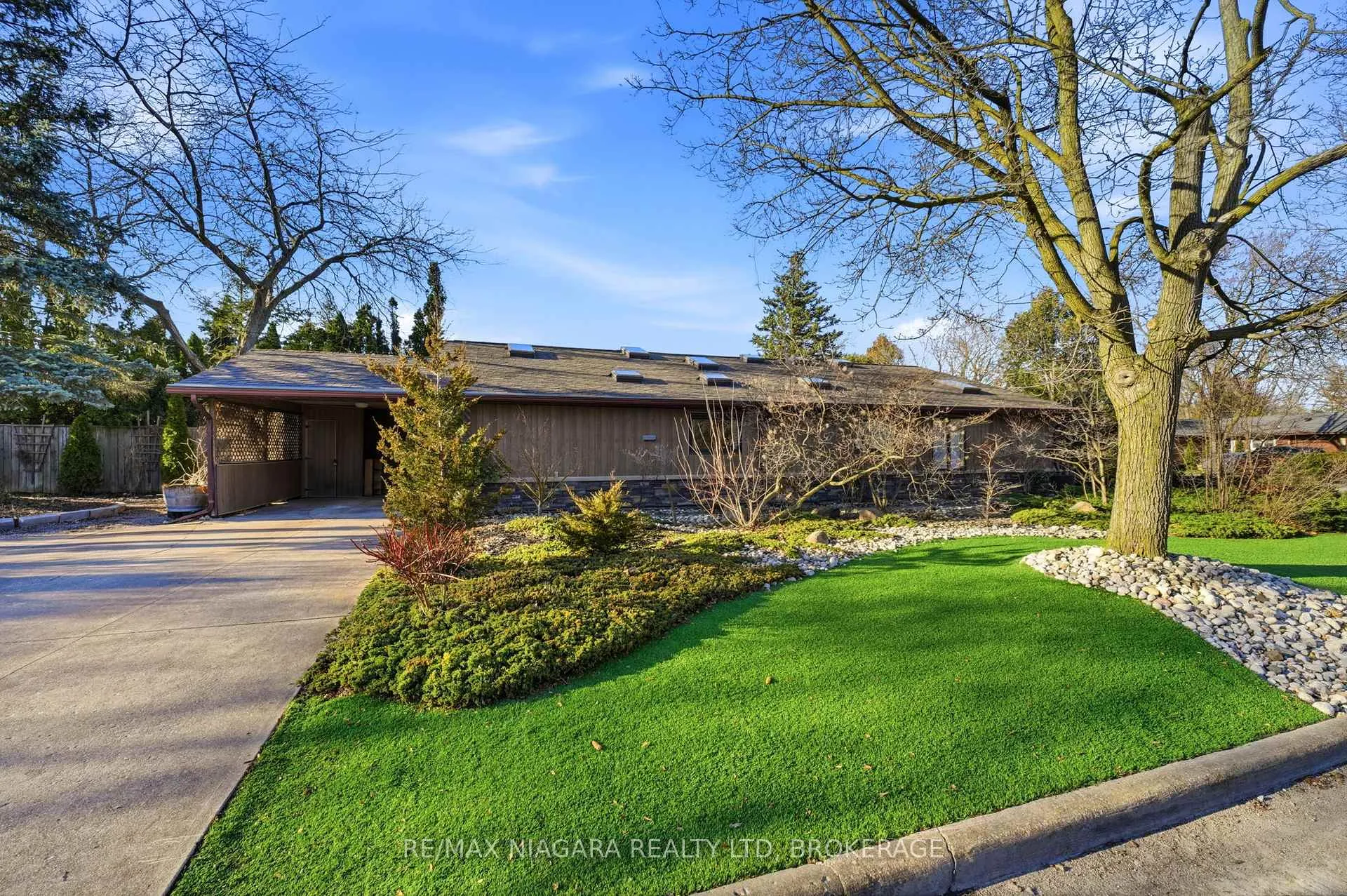 Photo 3 of 1 Springbank Drive, St. Catharines, Ridley — HOMEH