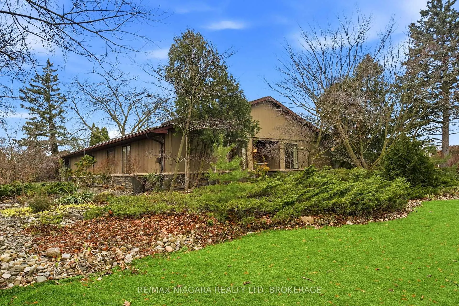 Photo 4 of 1 Springbank Drive, St. Catharines, Ridley — HOMEH