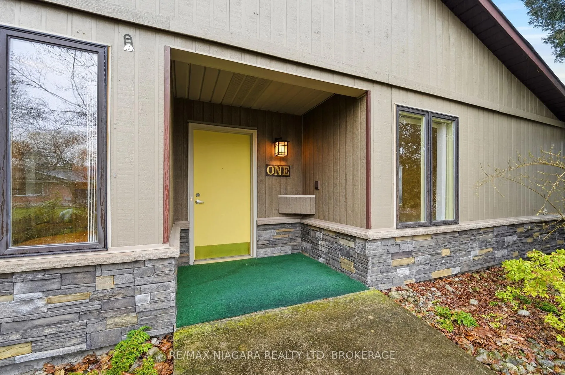 Photo 5 of 1 Springbank Drive, St. Catharines, Ridley — HOMEH